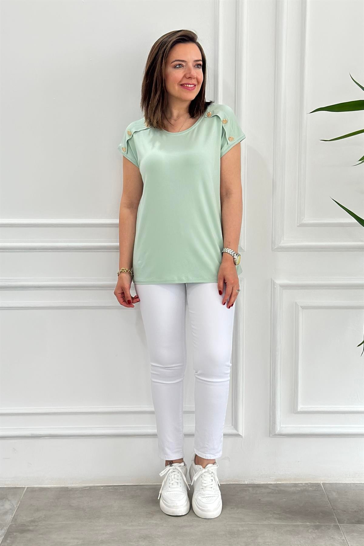 Omuz Düğme Detaylı T-Shirt