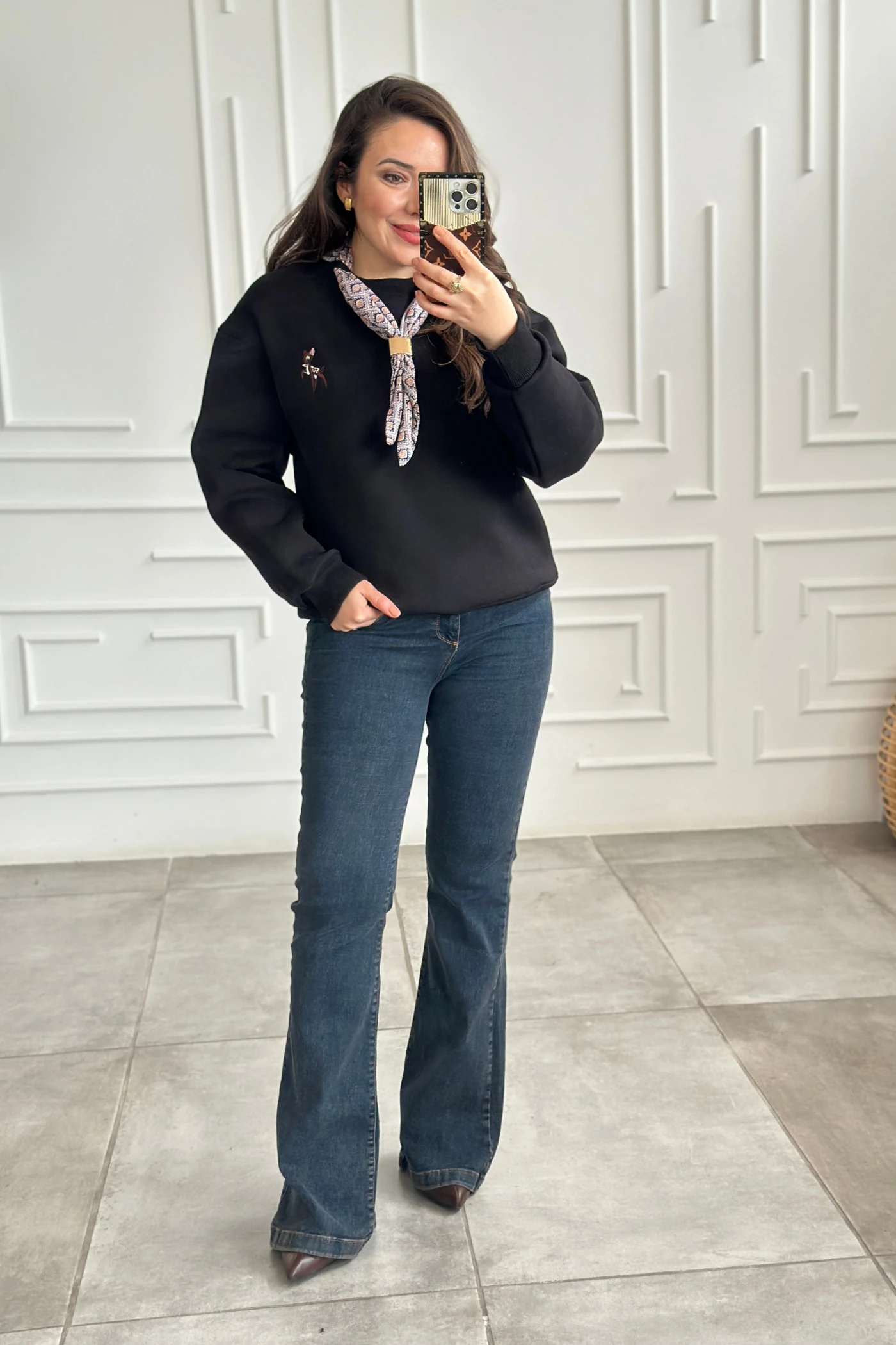 Geyik Nakış İşlemeli Yakası Fular Detaylı Sweat - SIYAH