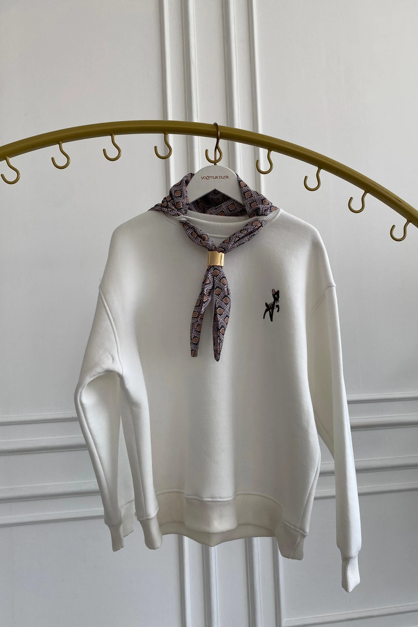 Geyik Nakış İşlemeli Yakası Fular Detaylı Sweat - BEYAZ