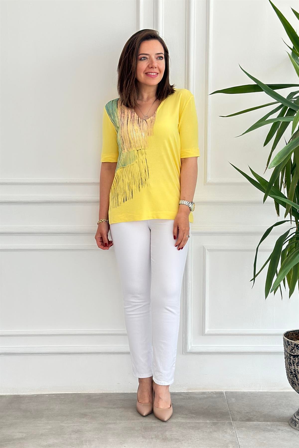 V Yaka Yaldız Ve Çizgi Detaylı T-Shirt