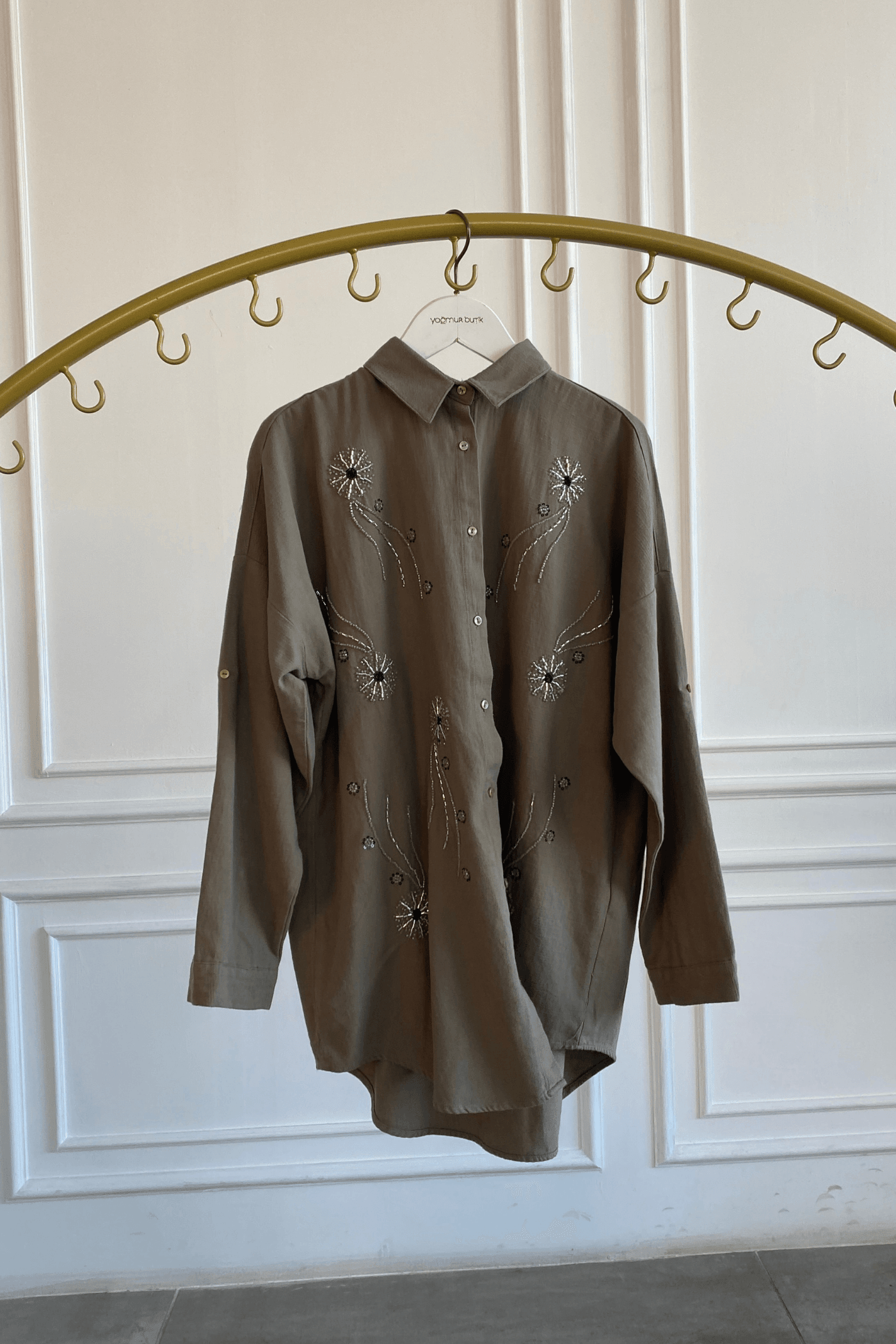 Önü Boncuk Çiçek İşlemeli Gömlek 