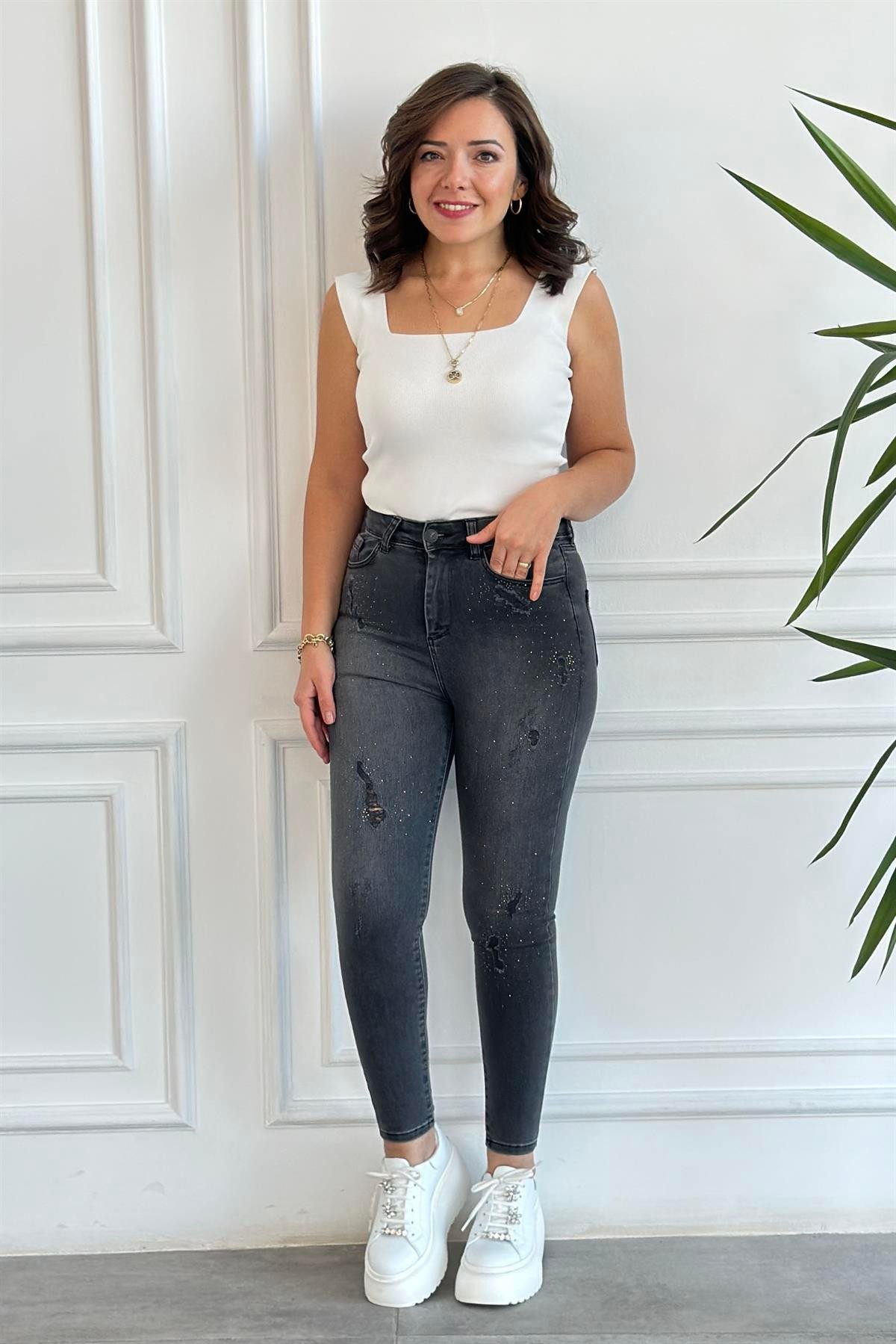 Yüksek Bel En Boy Likralı Serpme Taş Detaylı Kot Pantolon