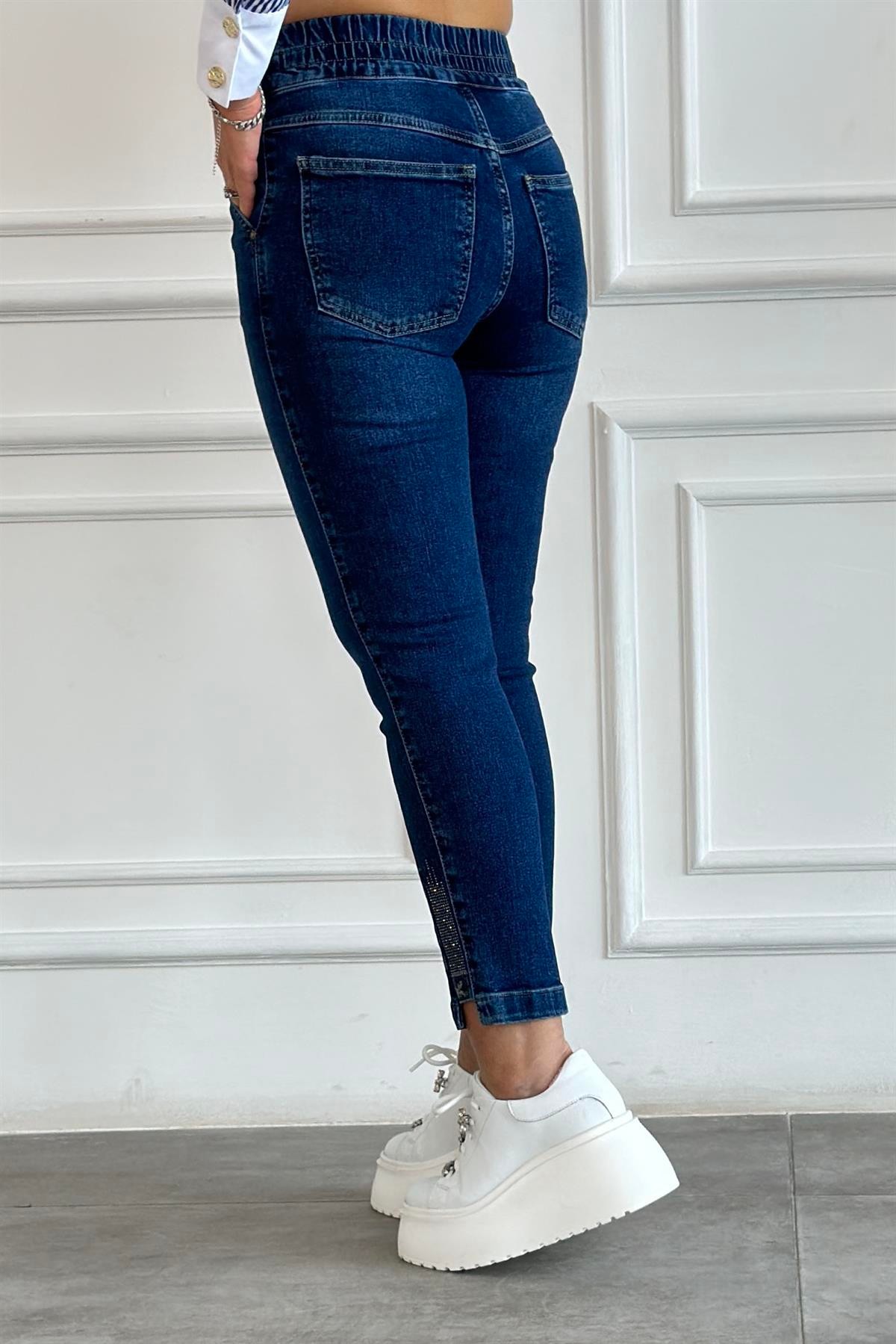 Beli Lastikli Bel Ve Paça Taş Detaylı Mom Jean