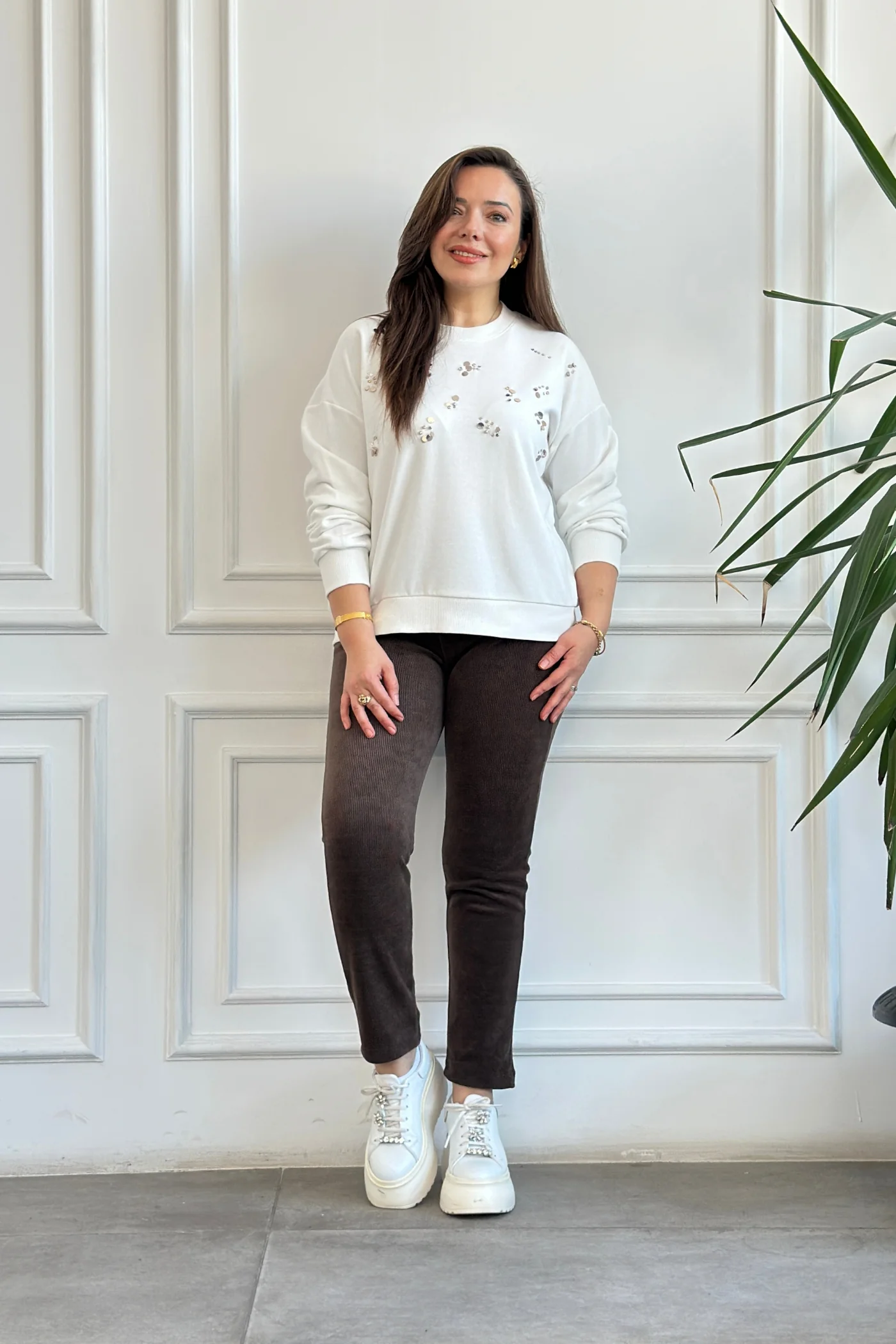 Önü Pul İşlemeli Sweat