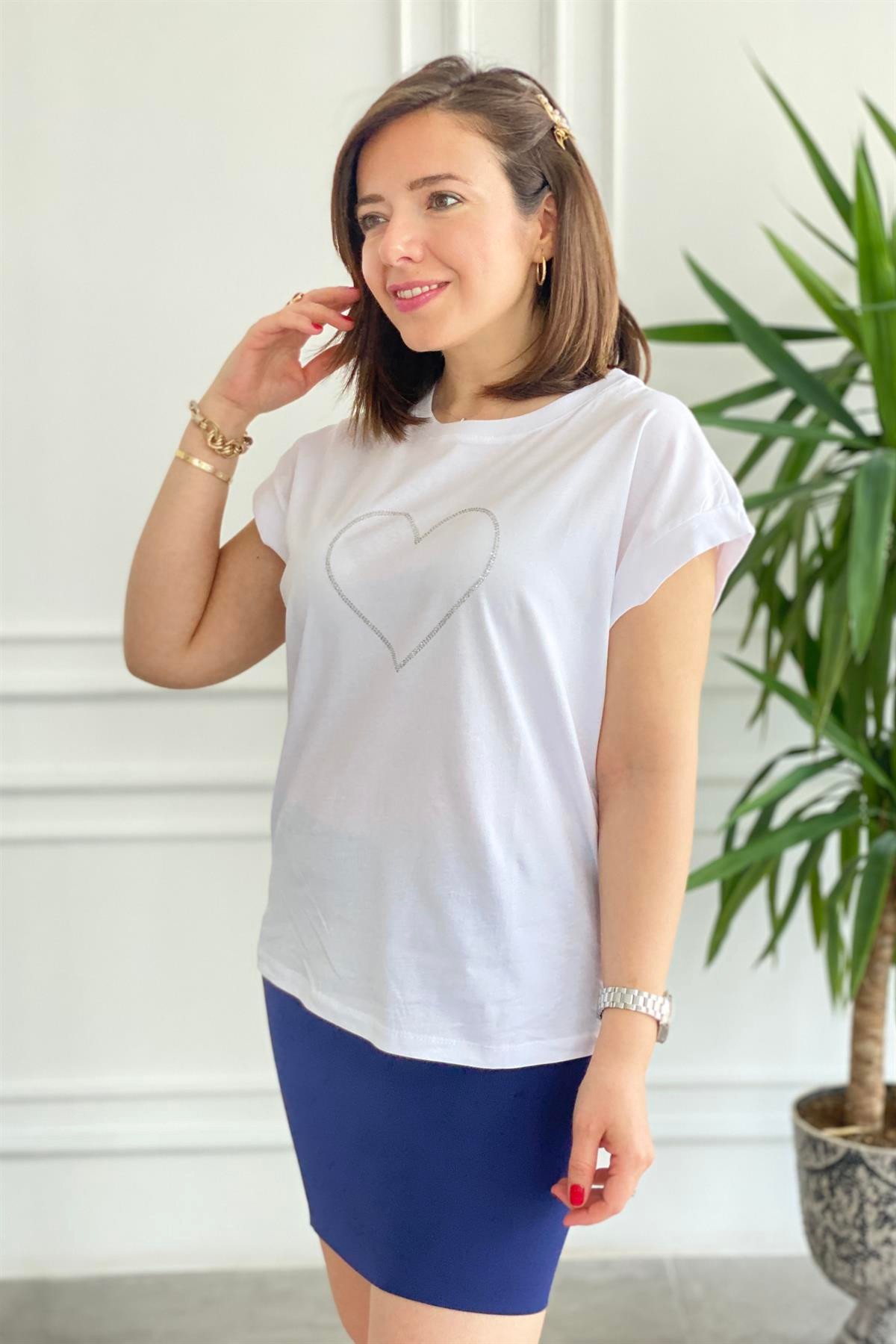 Önü Kalp Taş Detaylı T-Shirt