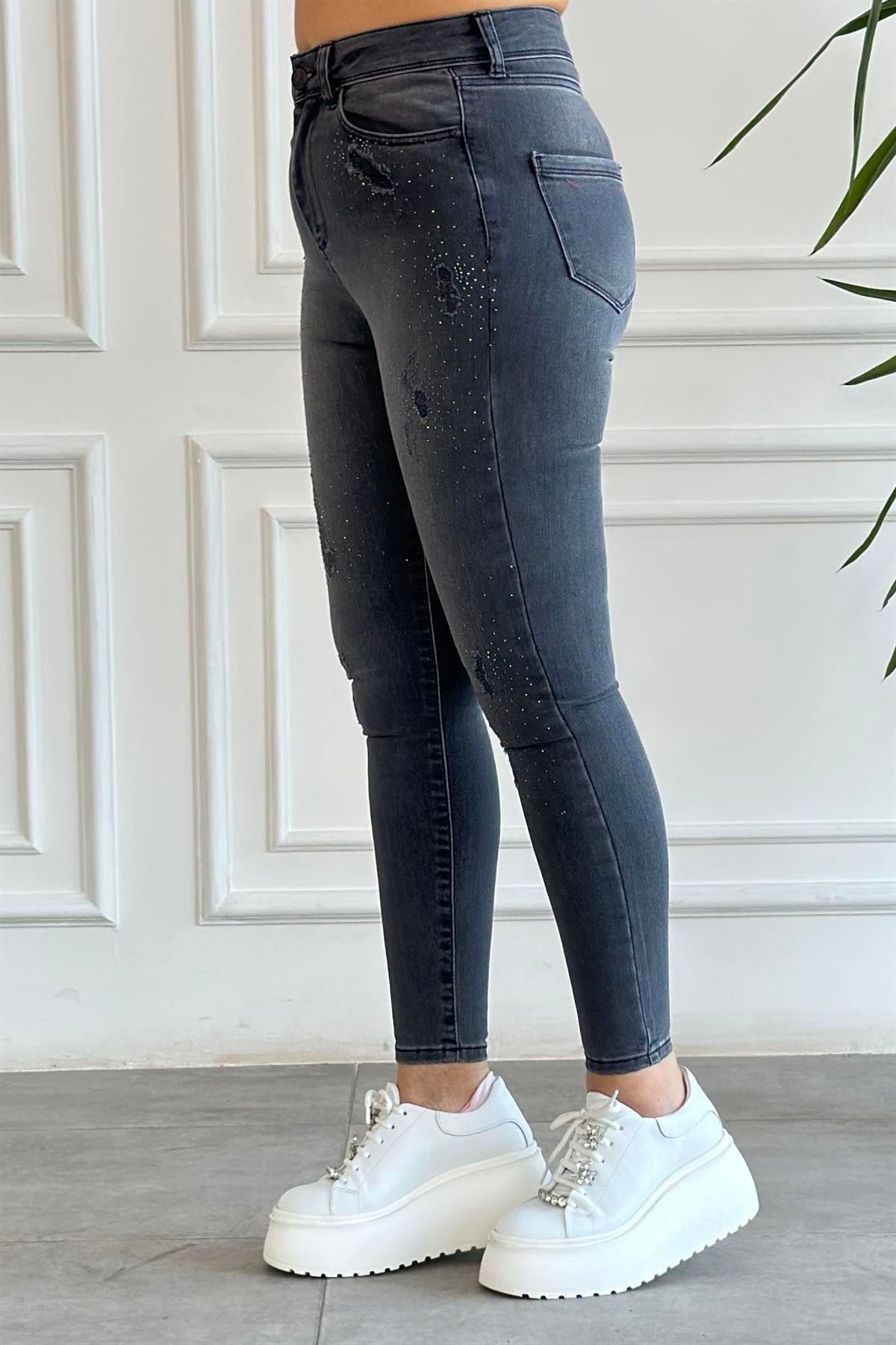 Yüksek Bel En Boy Likralı Serpme Taş Detaylı Kot Pantolon