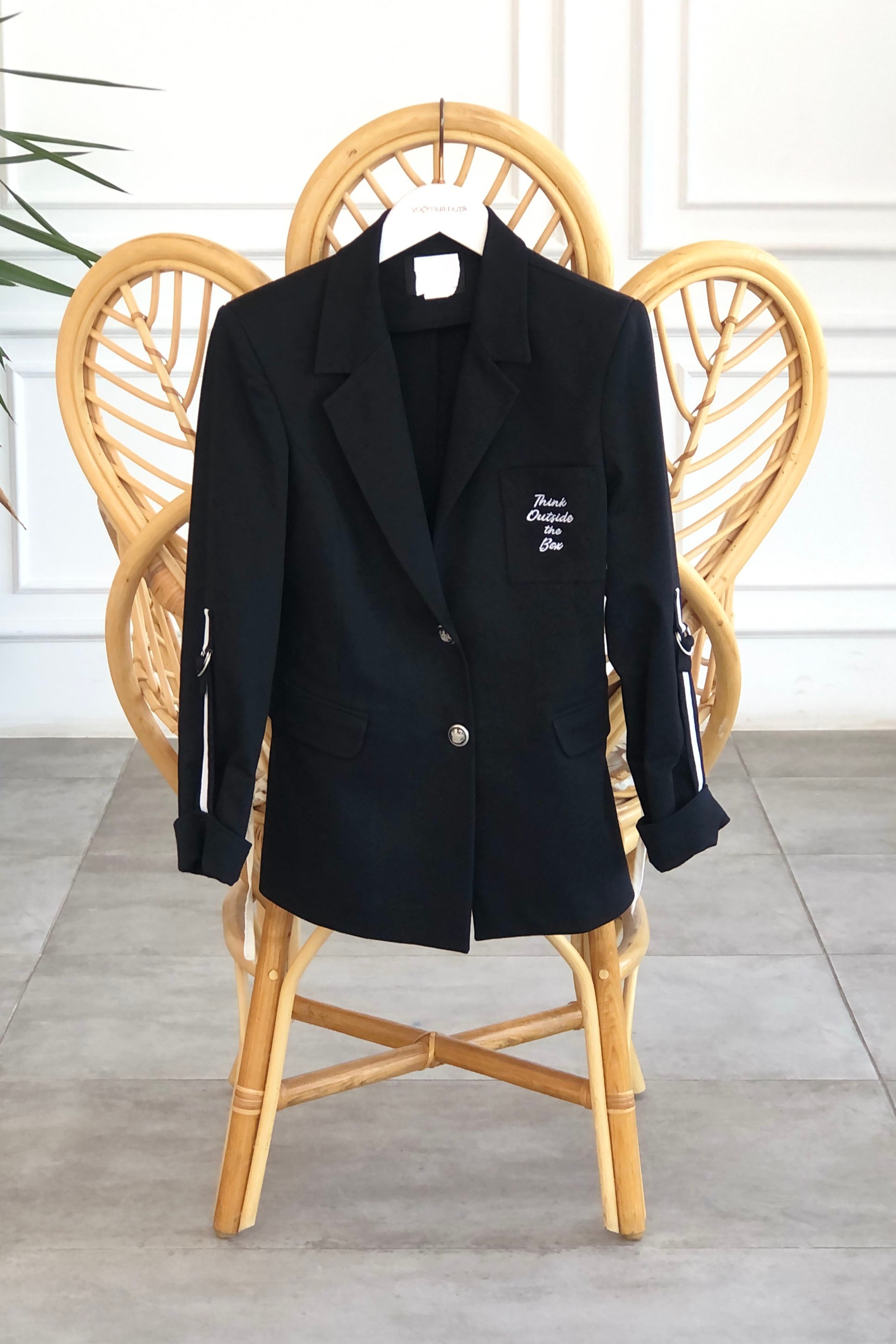 Kolları Kemer Detaylı Cebi Yazı Nakış İşlemeli Blazer Ceket - SIYAH