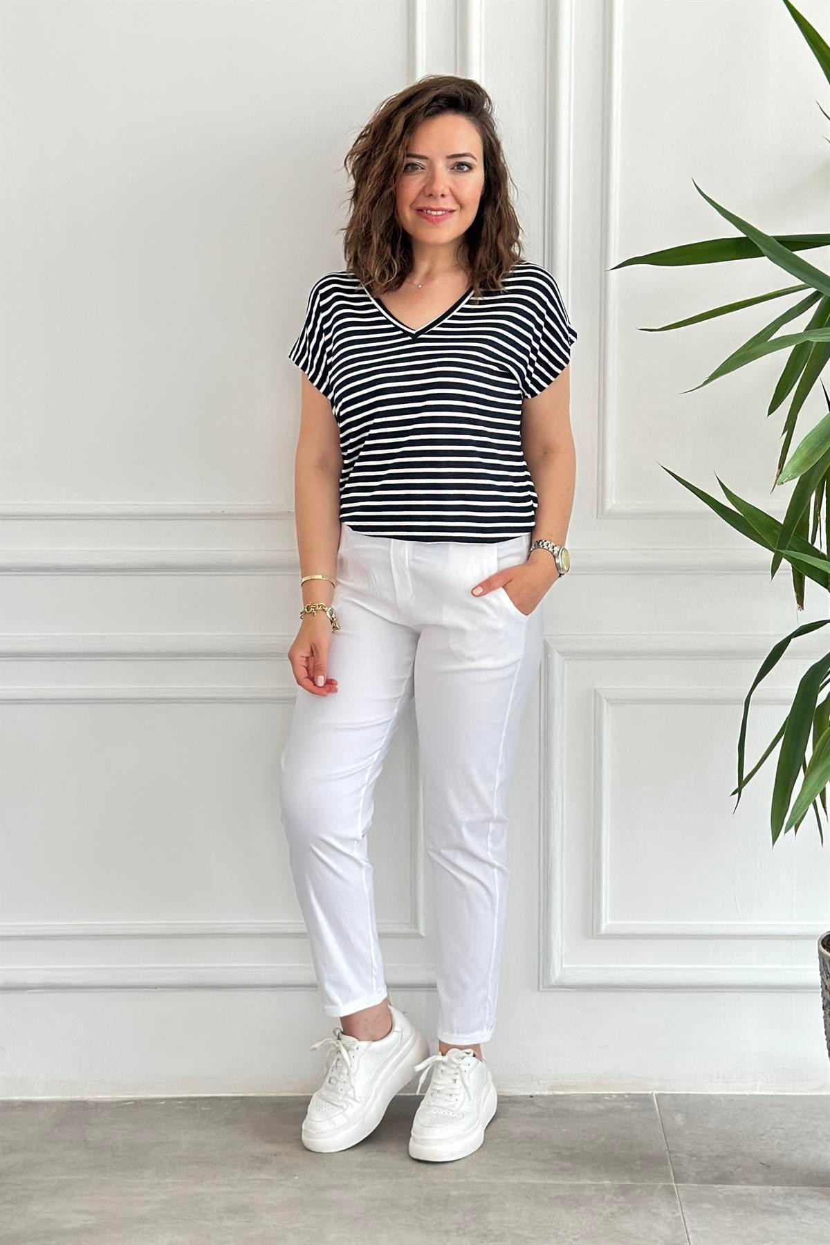 V Yaka Çizgili Basic T-Shirt