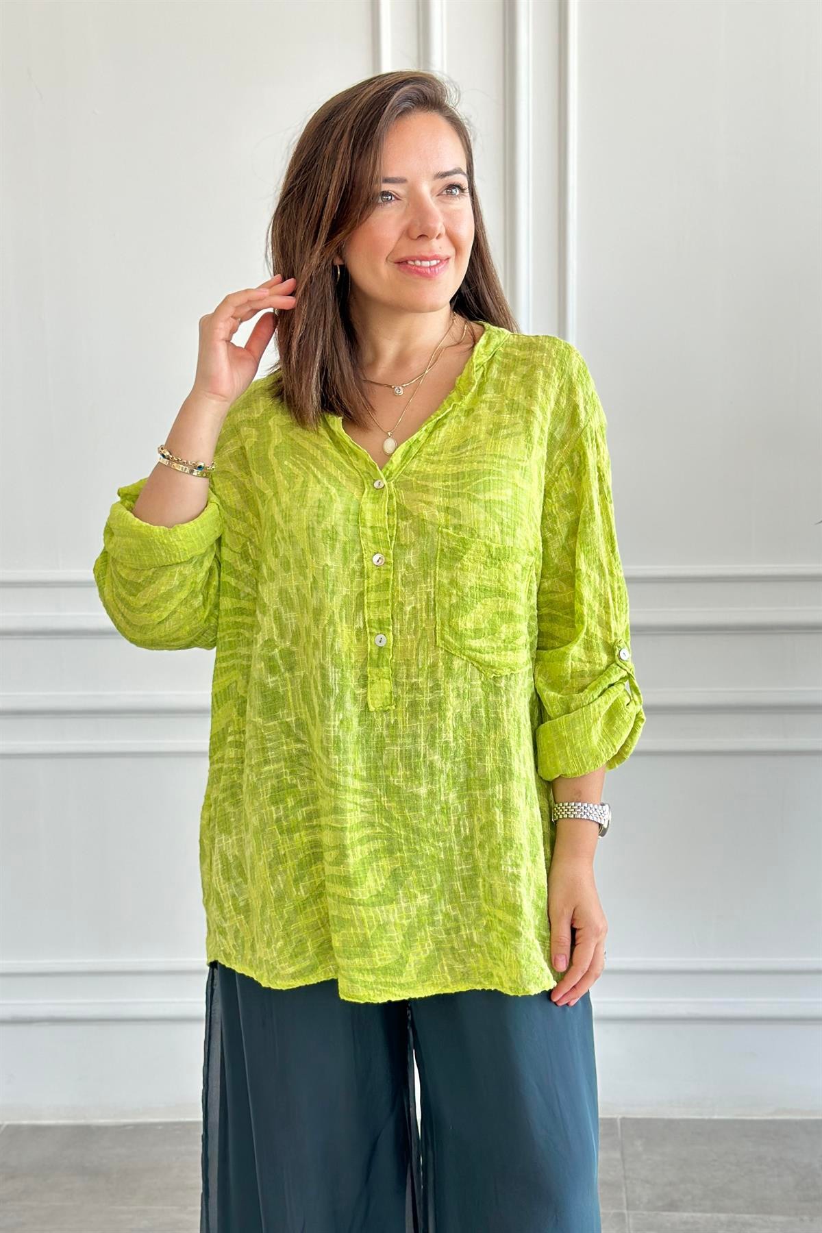 Batik Desenli İtalyan Yaka Bluz