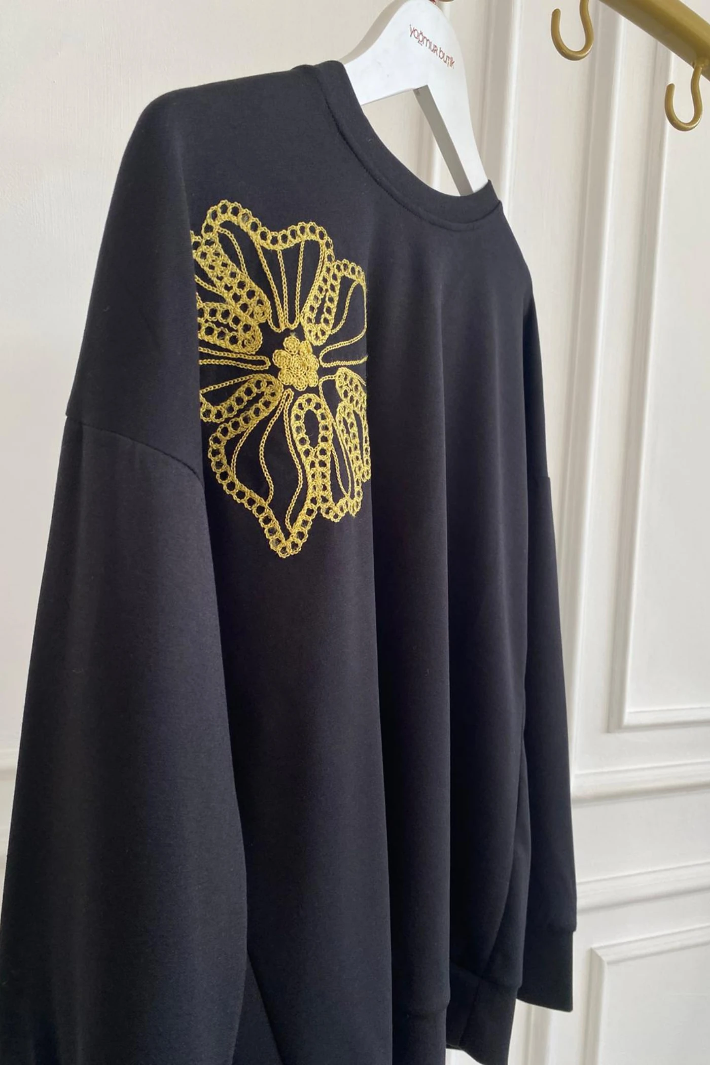 Önü Nakış İşlemeli Sweat 