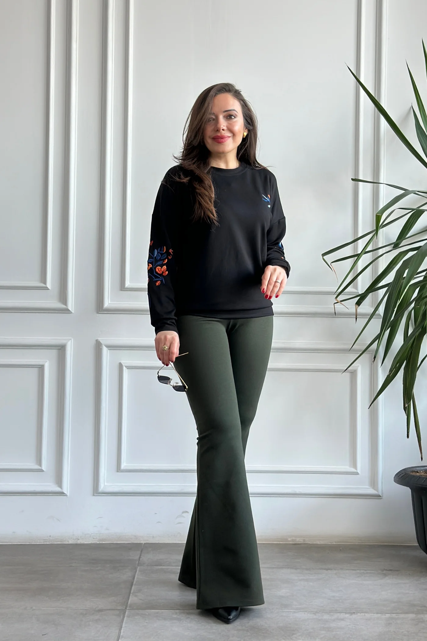 Önü Ve Kolları Nakış İşlemeli Sweat  - SIYAH