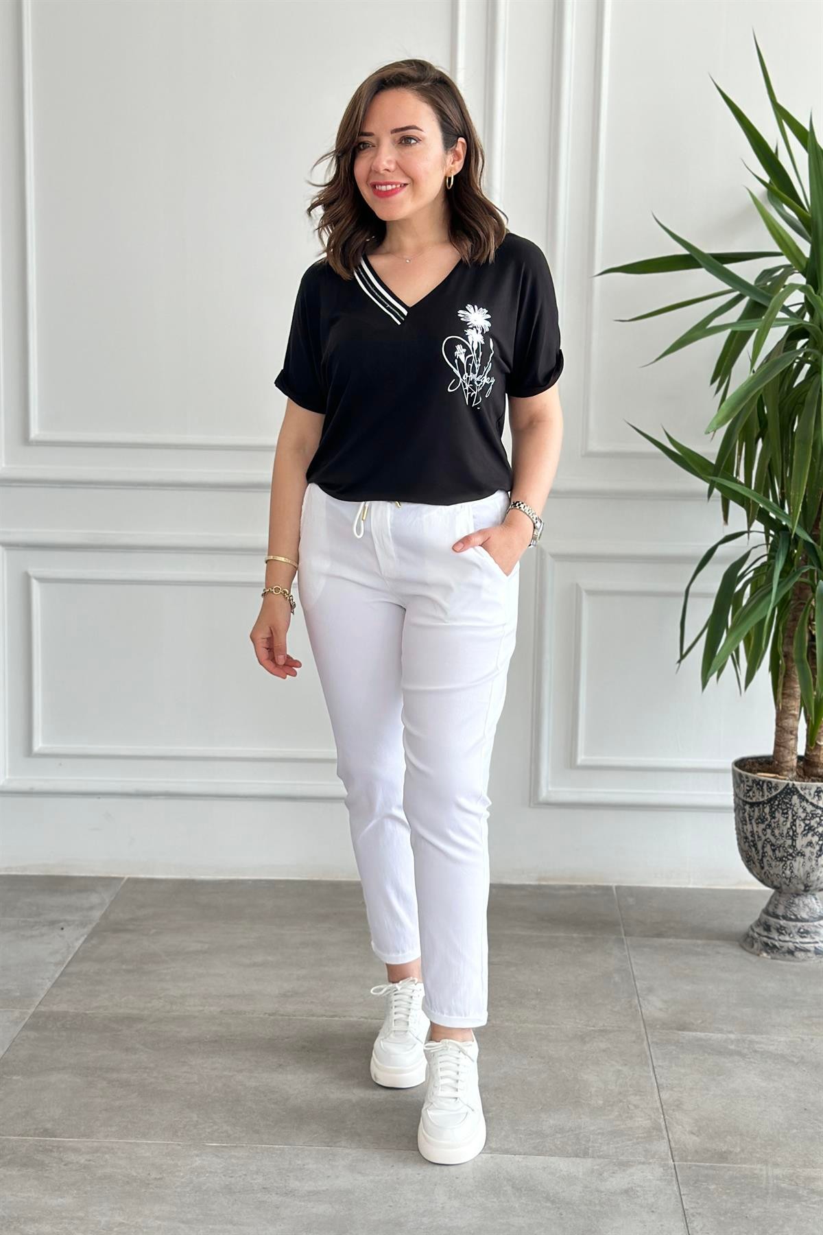 V yaka Önü Çiçek Baskılı T-Shirt