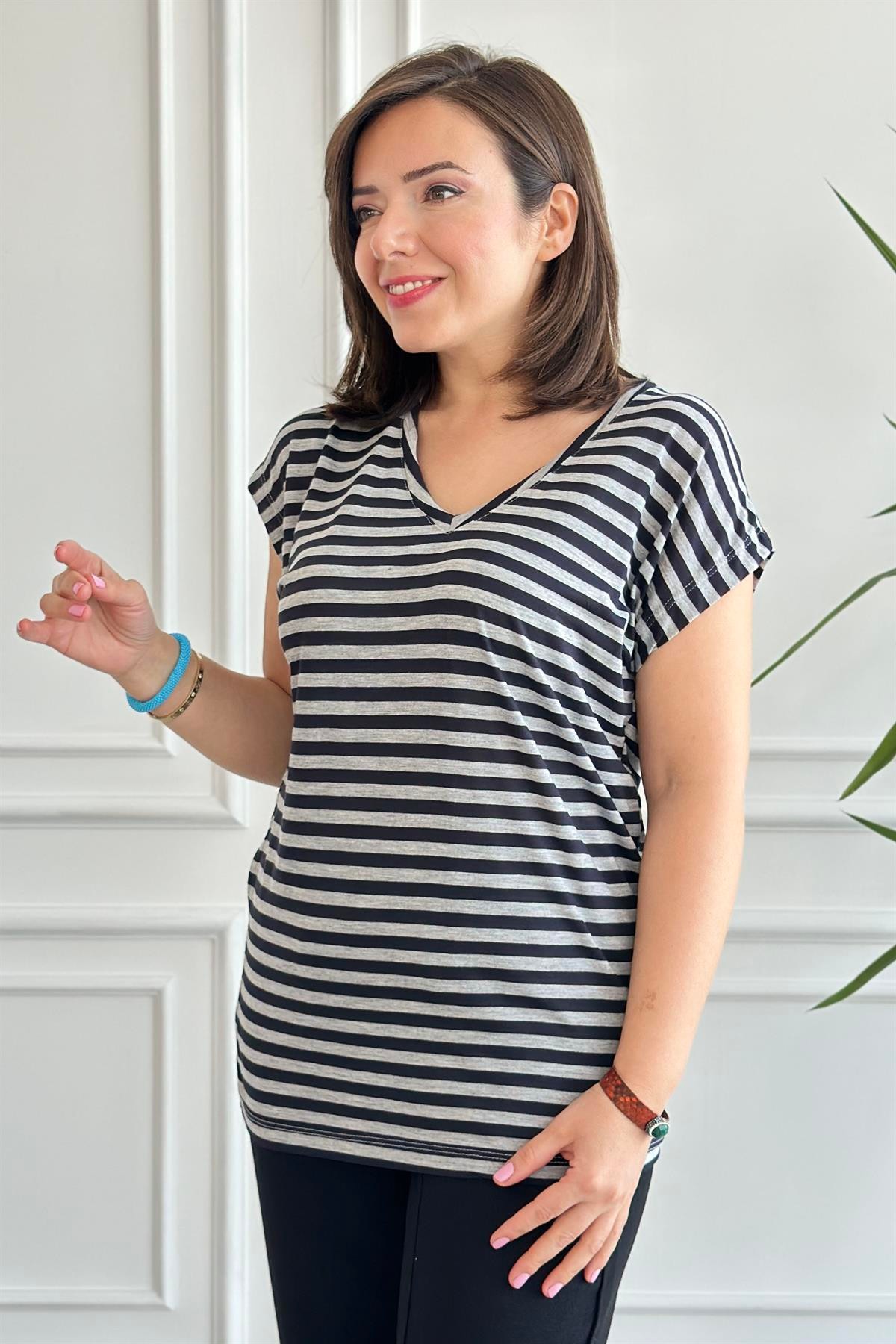 V Yaka Çizgili Basic T-Shirt