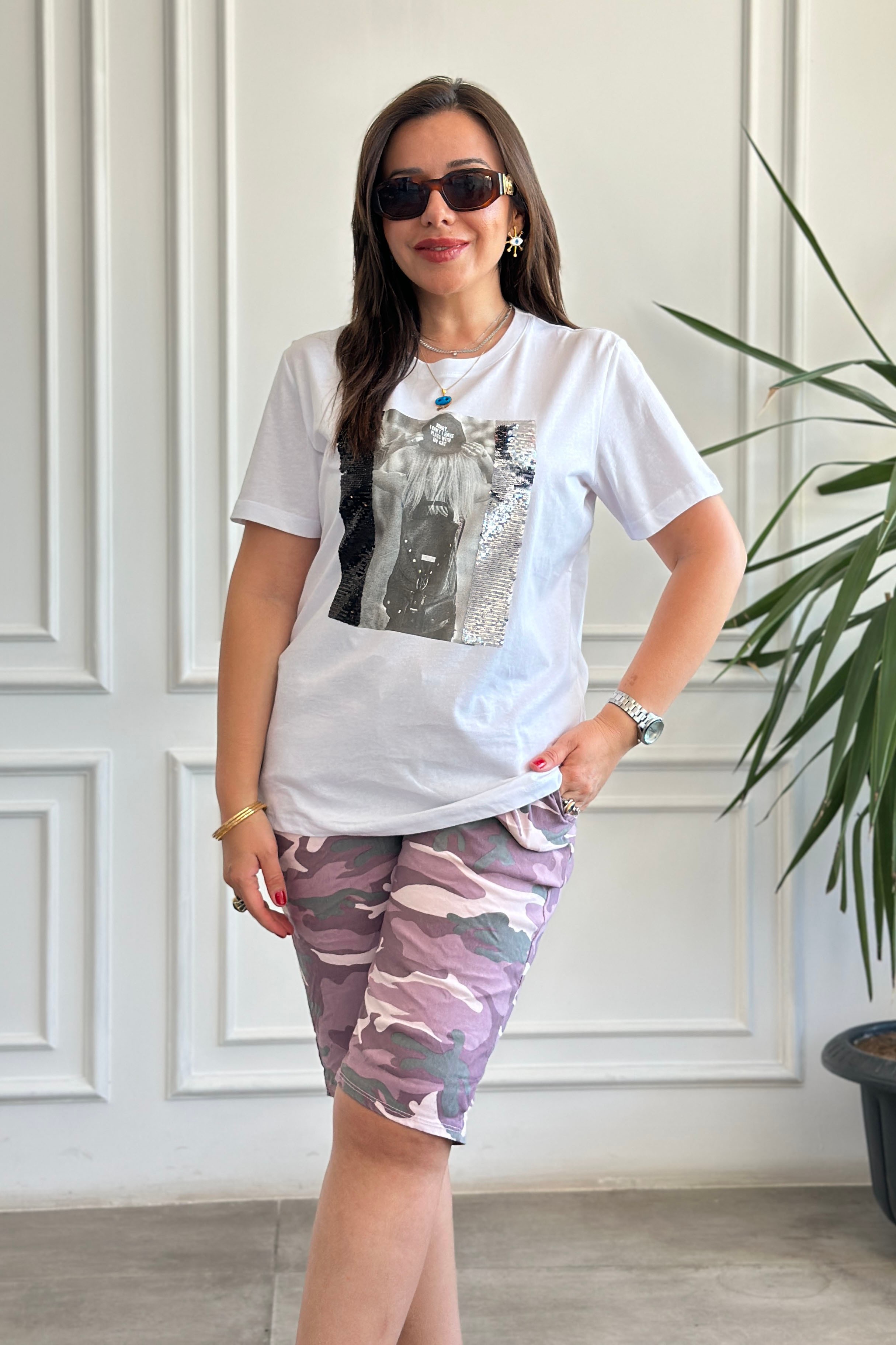 Önü Kız Baskılı Pul Detaylı T-Shirt