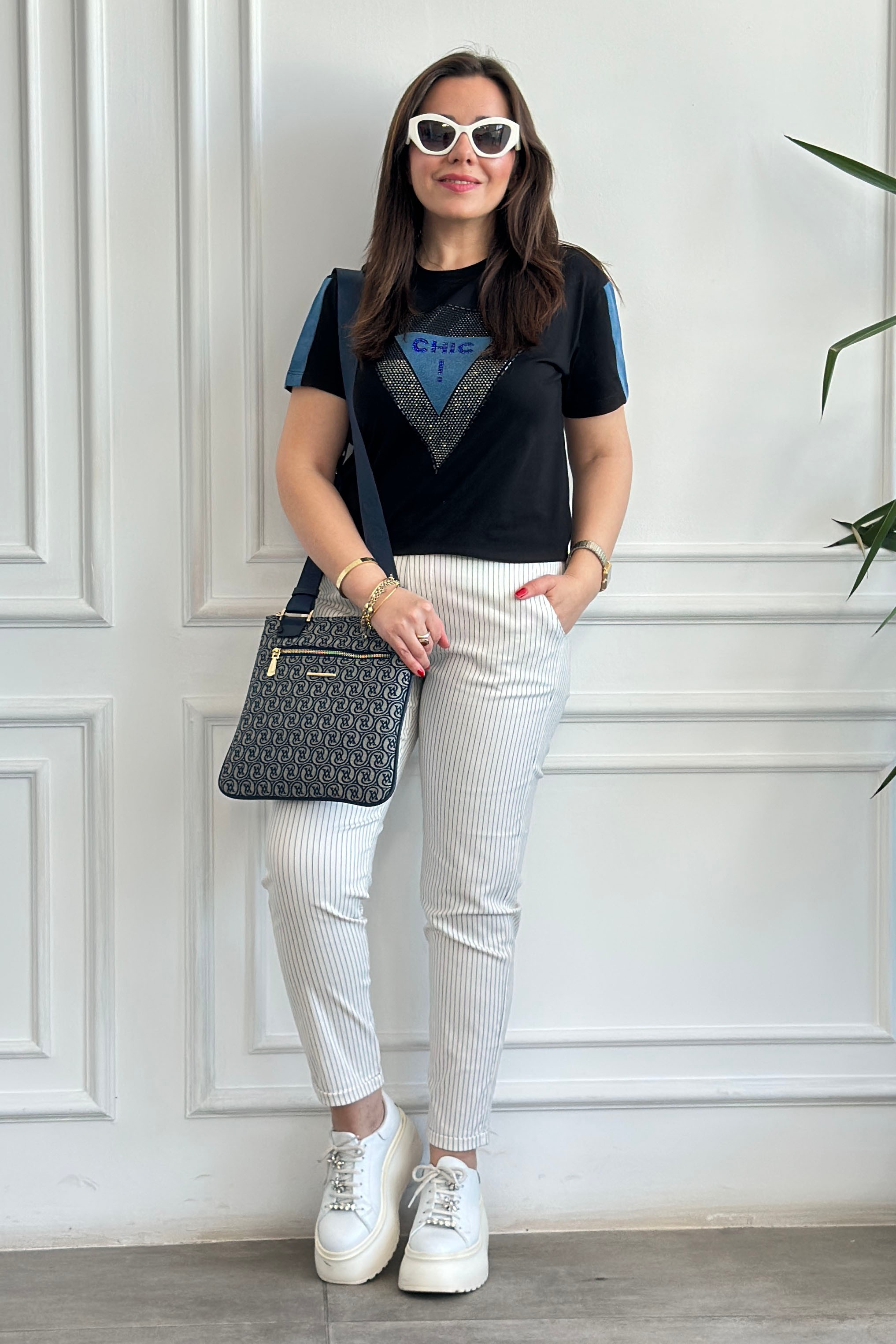 Önü Taşlı Kolları Kot Detaylı T-Shirt