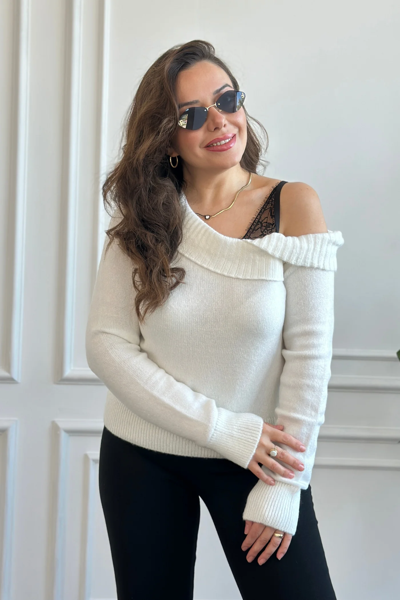 Omzu Açık Dantel Detaylı Kazak