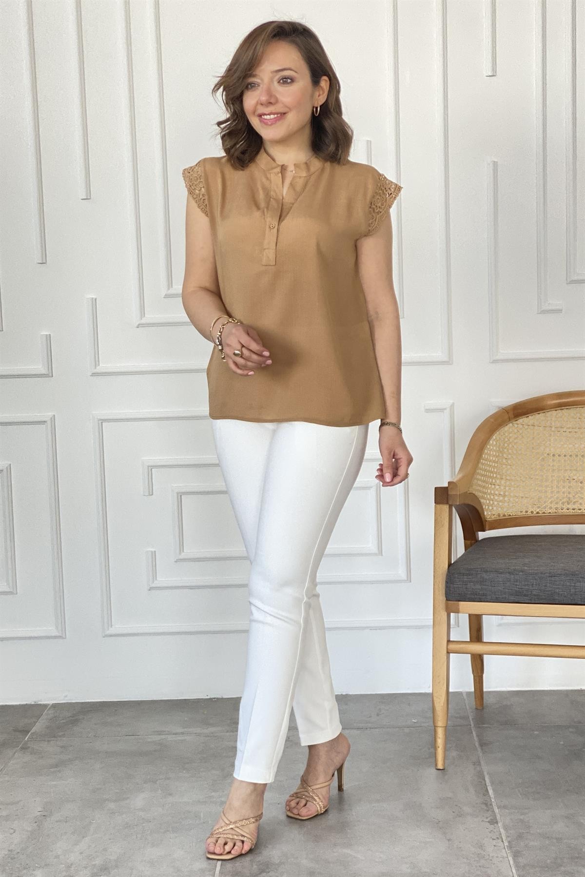 Kolları Güpür Detaylı Kısa Kollu Bluz