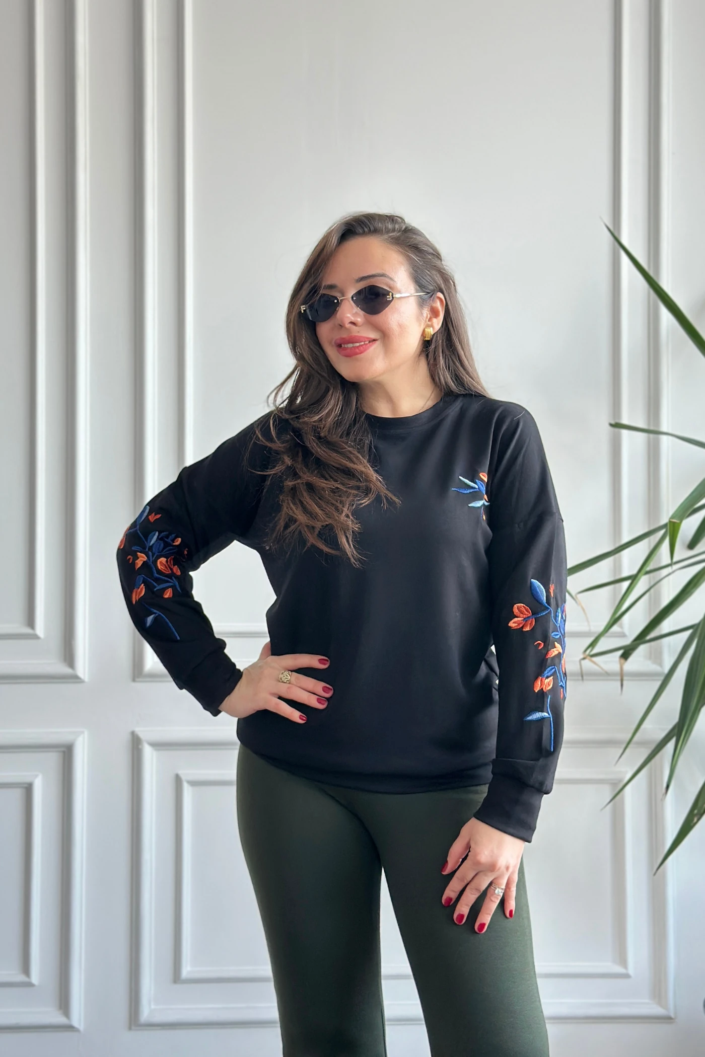 Önü Ve Kolları Nakış İşlemeli Sweat  - SIYAH