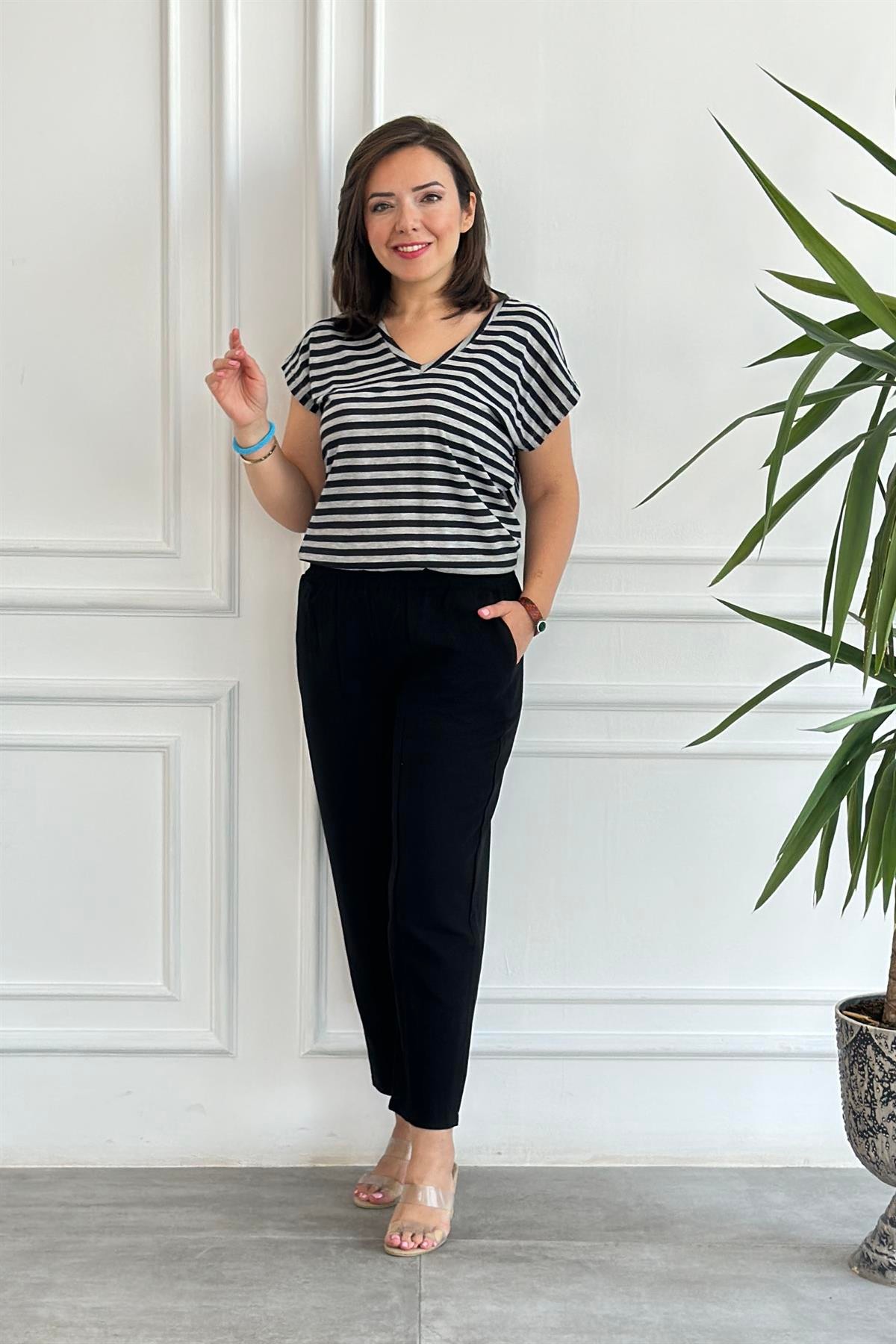 V Yaka Çizgili Basic T-Shirt