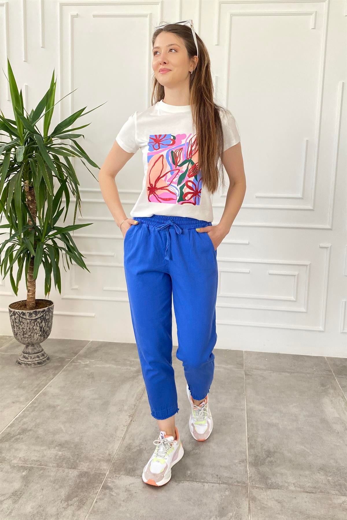 Çiçek Ve Sim Baskılı T-Shirt
