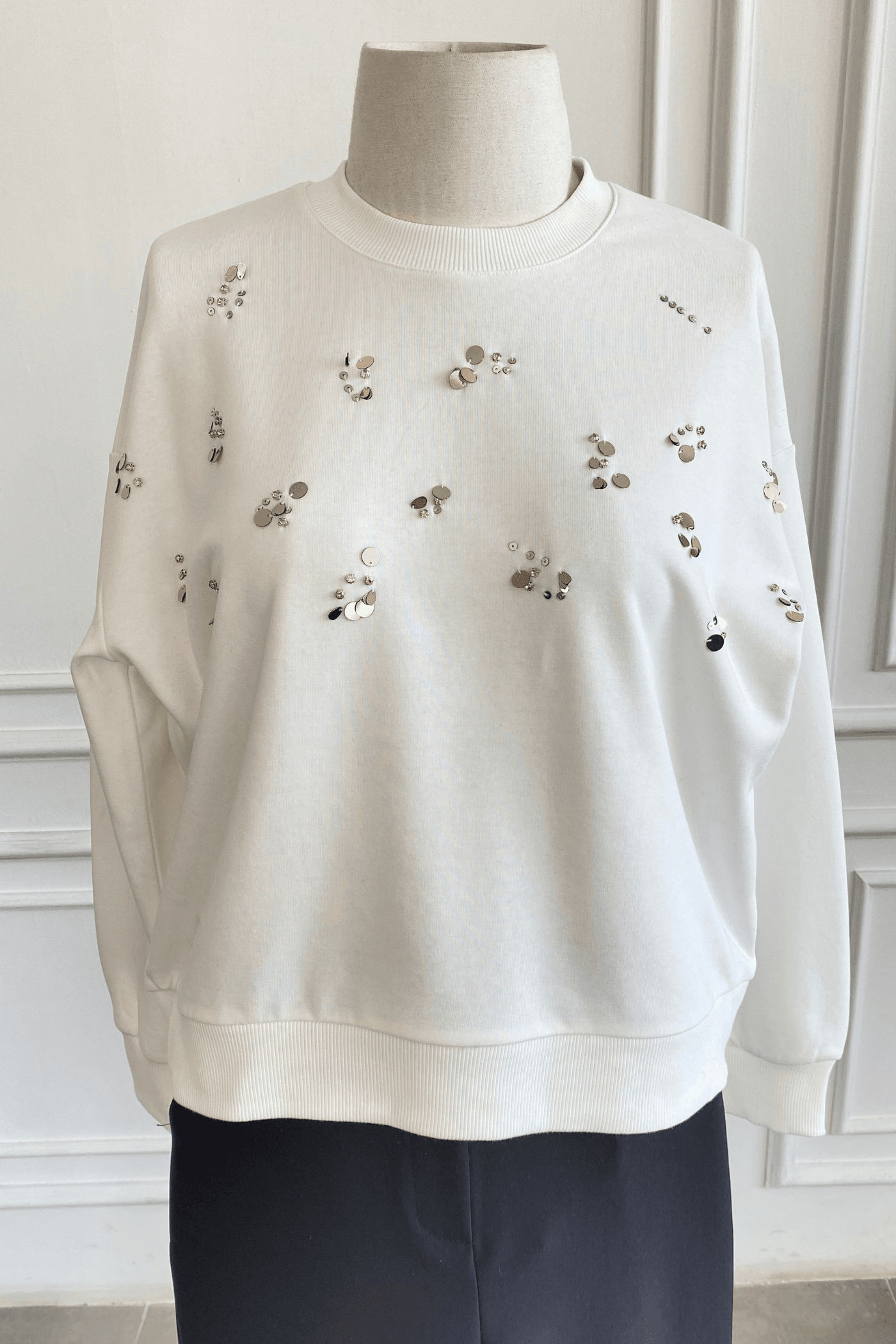 Önü Pul İşlemeli Sweat