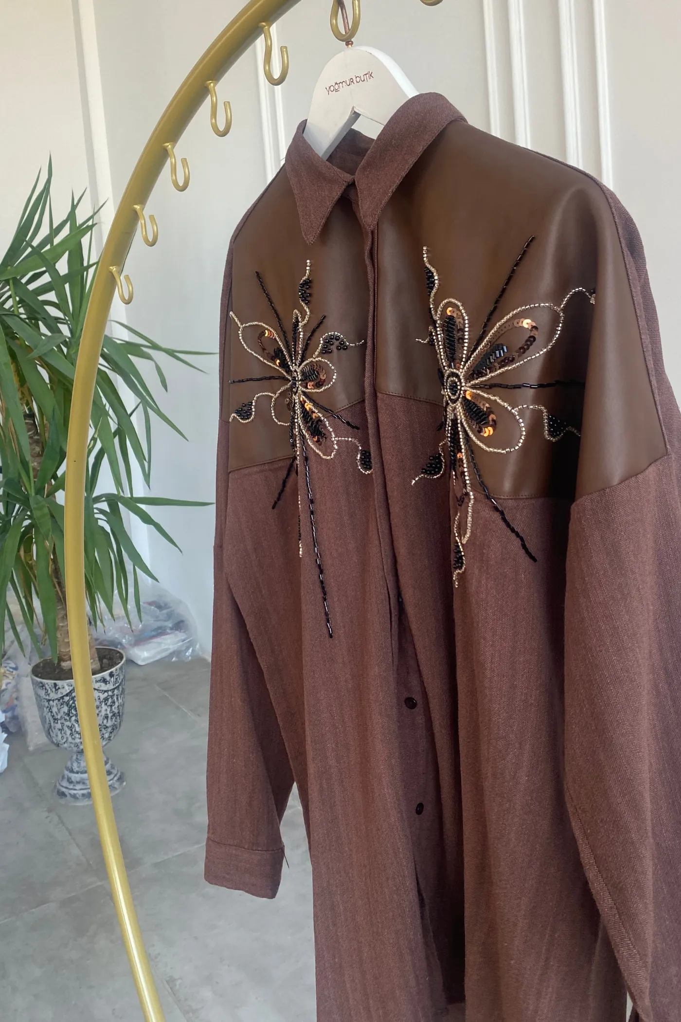 Pul Ve Boncuk İşlemeli Deri Detaylı Gömlek - EKRU