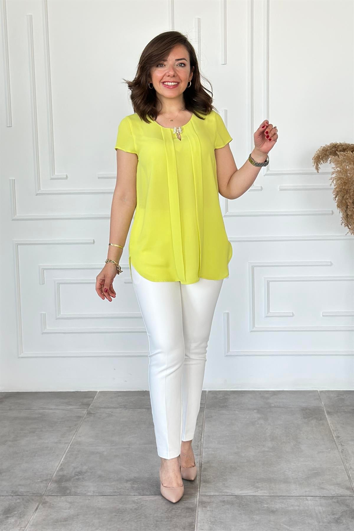 Broş Detaylı Kısa Kollu Bluz