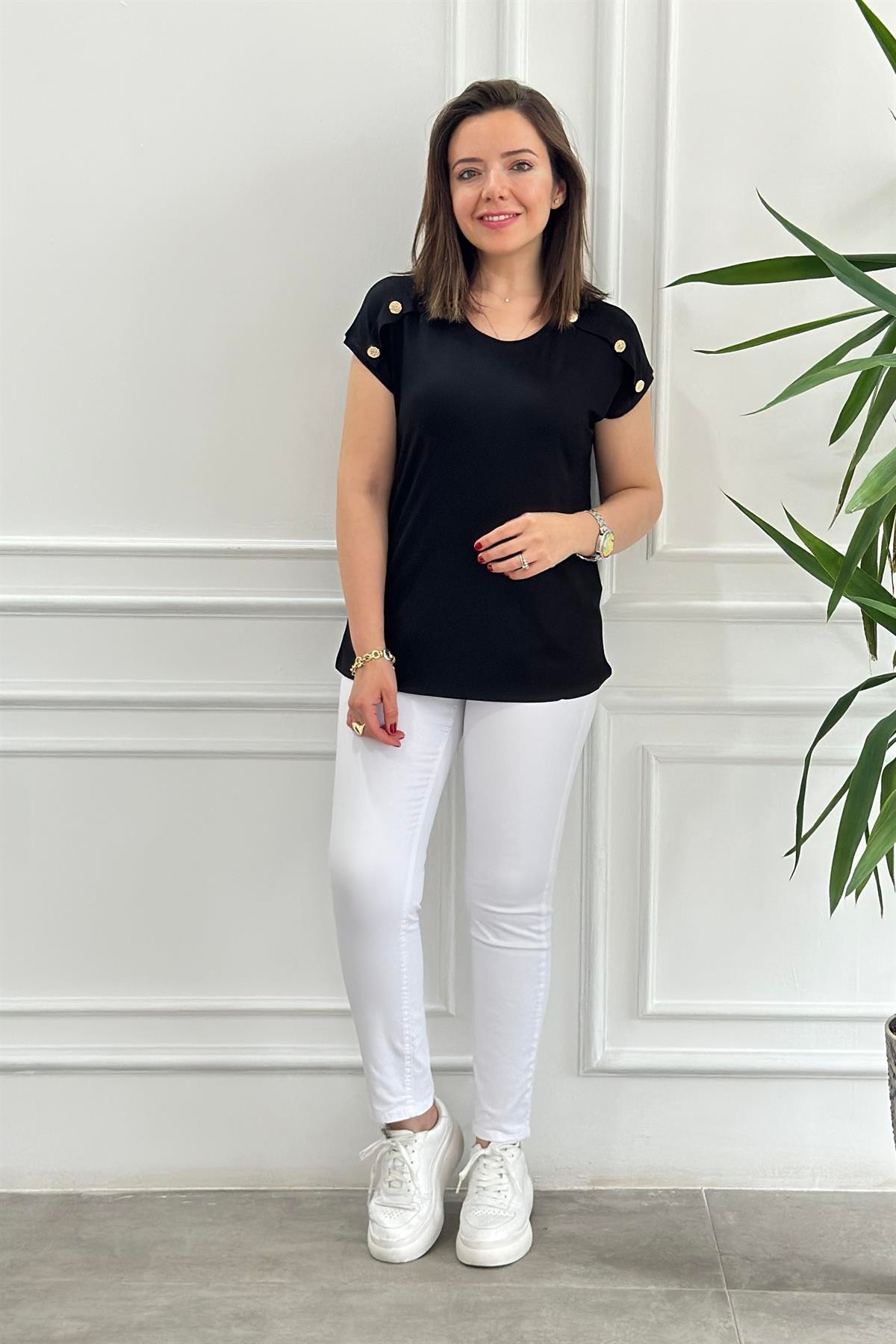 Omuz Düğme Detaylı T-Shirt