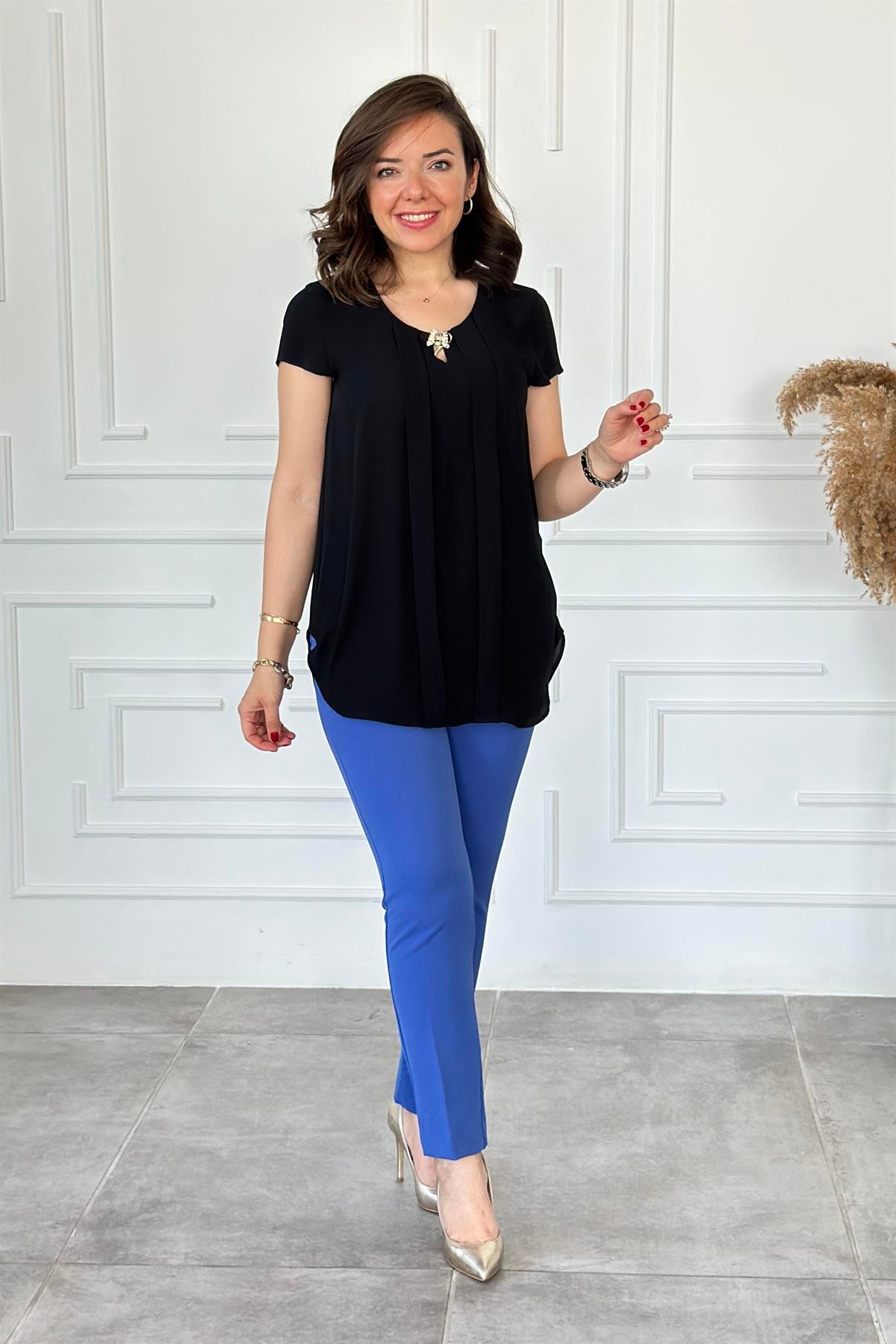 Broş Detaylı Kısa Kollu Bluz