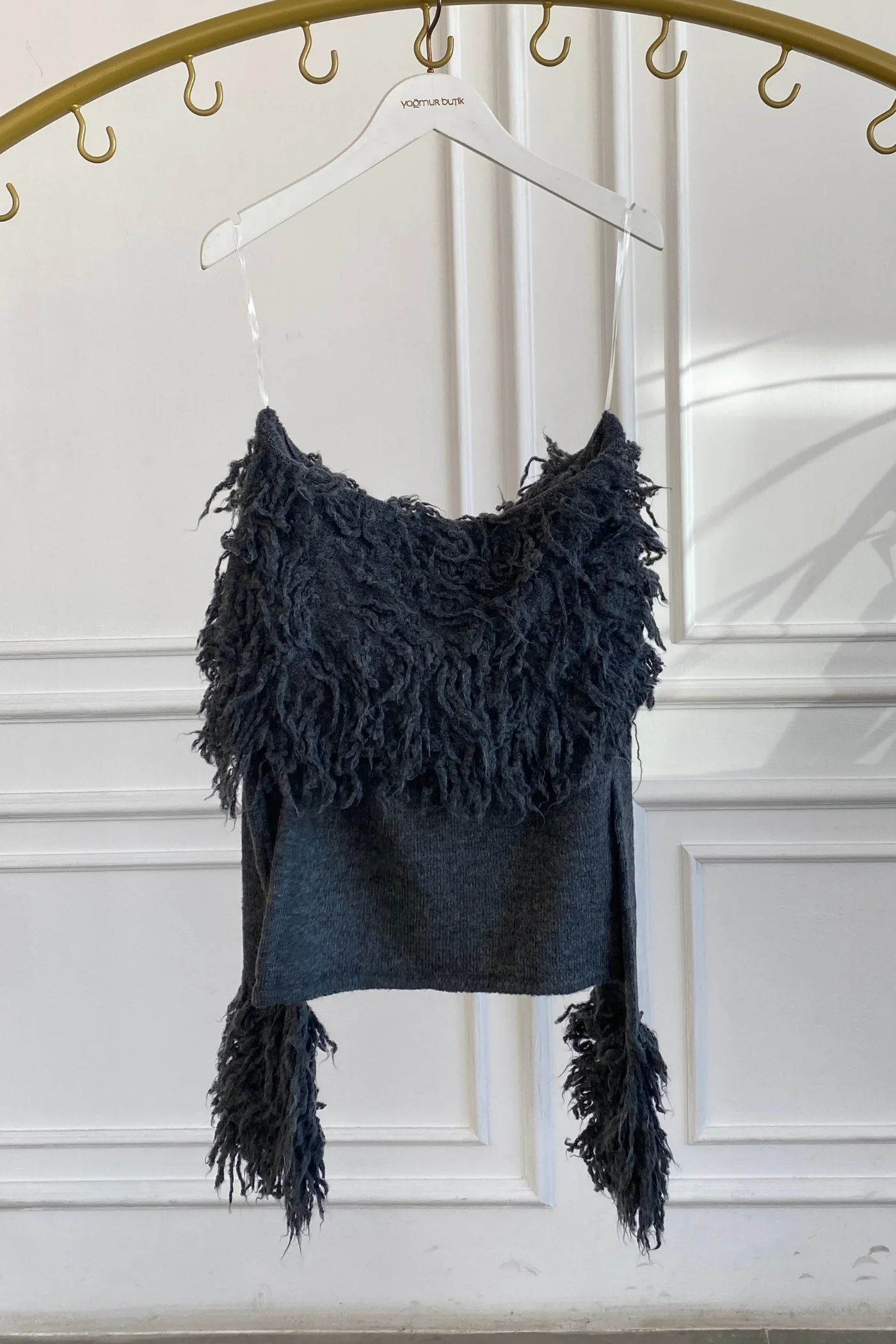 Püsküllü Madonna Yaka Triko