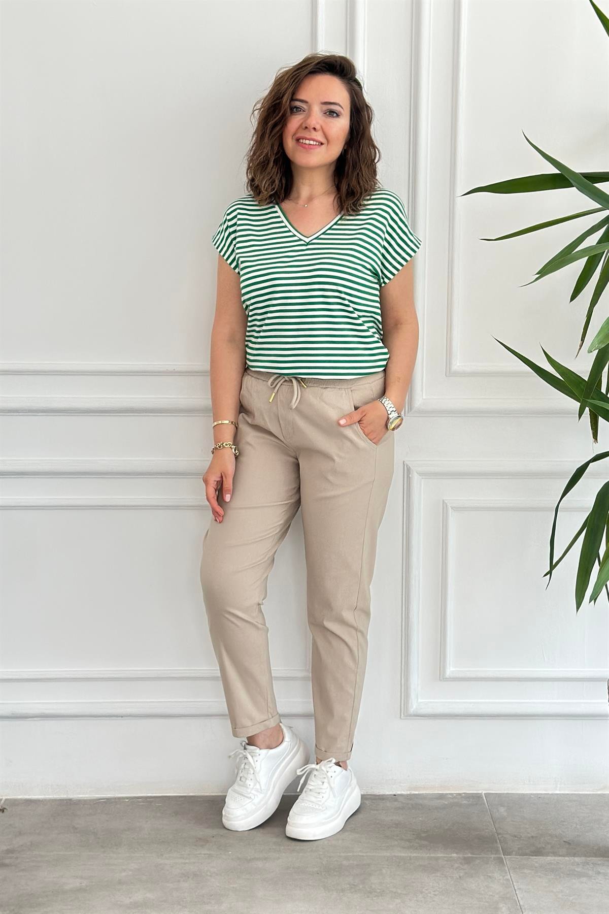 V Yaka Çizgili Basic T-Shirt
