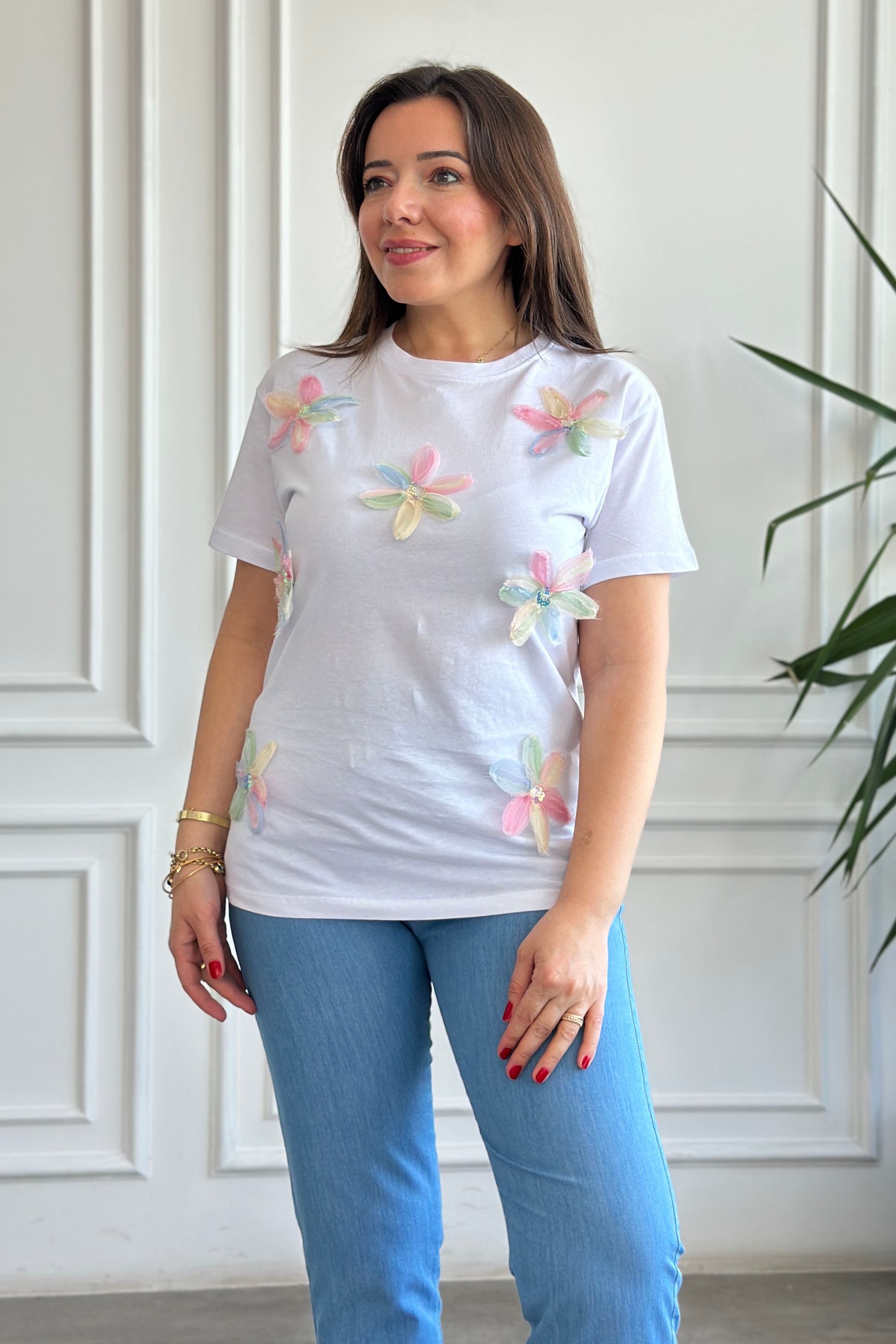 Önü Çiçek Detaylı T-Shirt