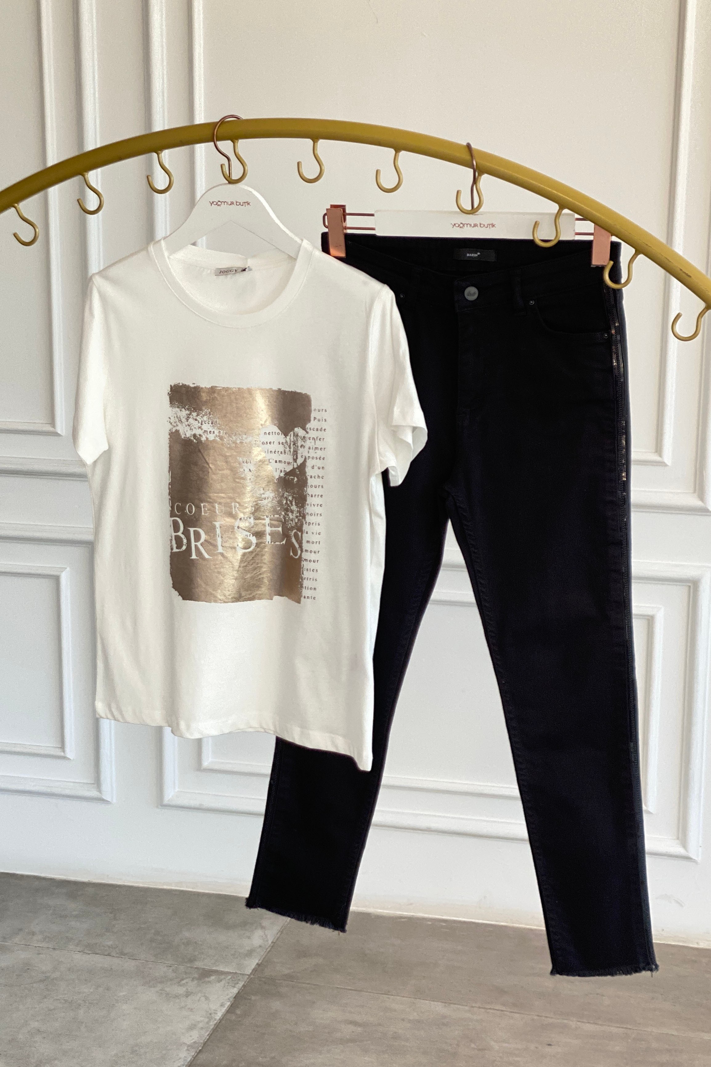 Önü Yazı Ve Yaldız Baskılı T-Shirt