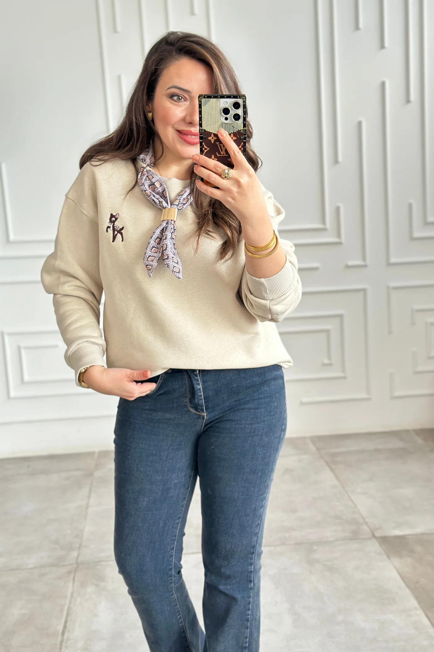 Geyik Nakış İşlemeli Yakası Fular Detaylı Sweat - BEJ