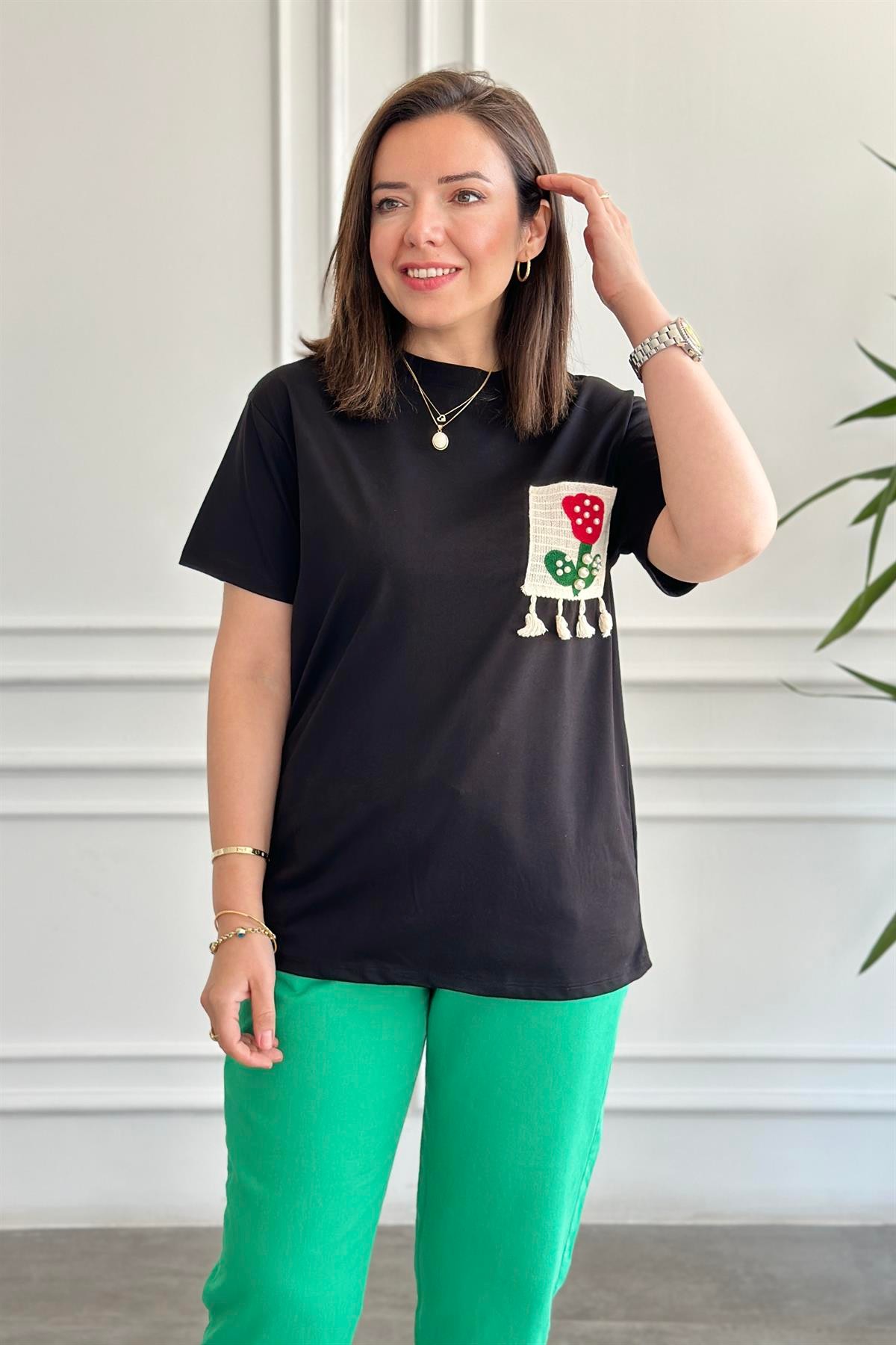 Cebi İnci İşlemeli Püskül Detaylı T-Shirt