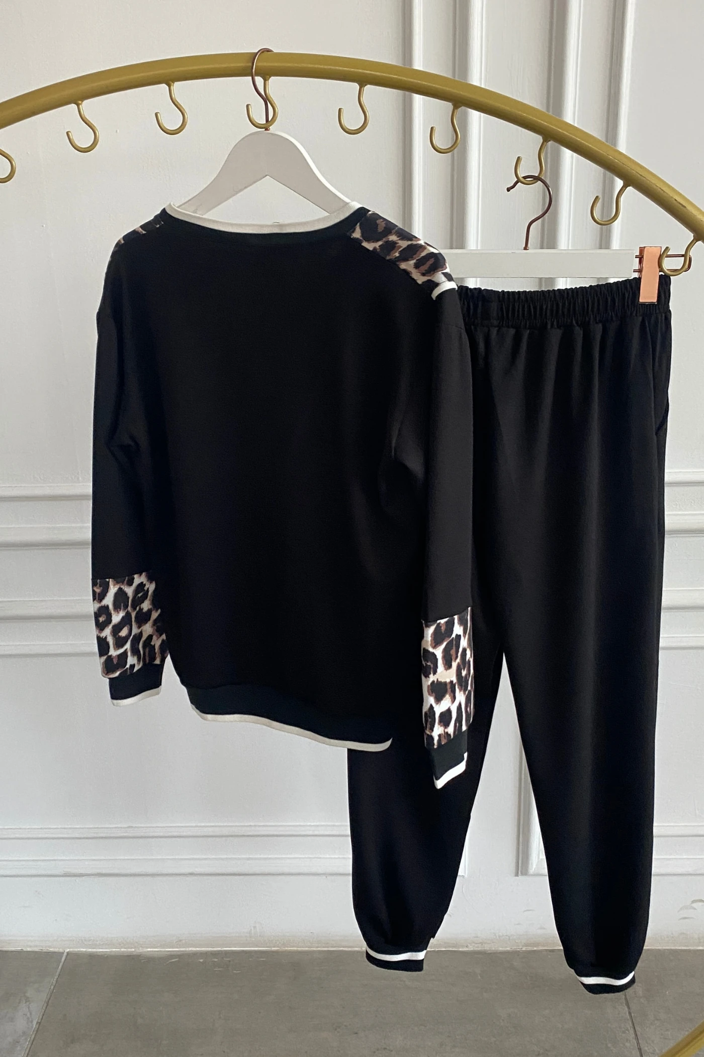 V Yaka Ribana Ve Leopar Detaylı Eşofman Takımı