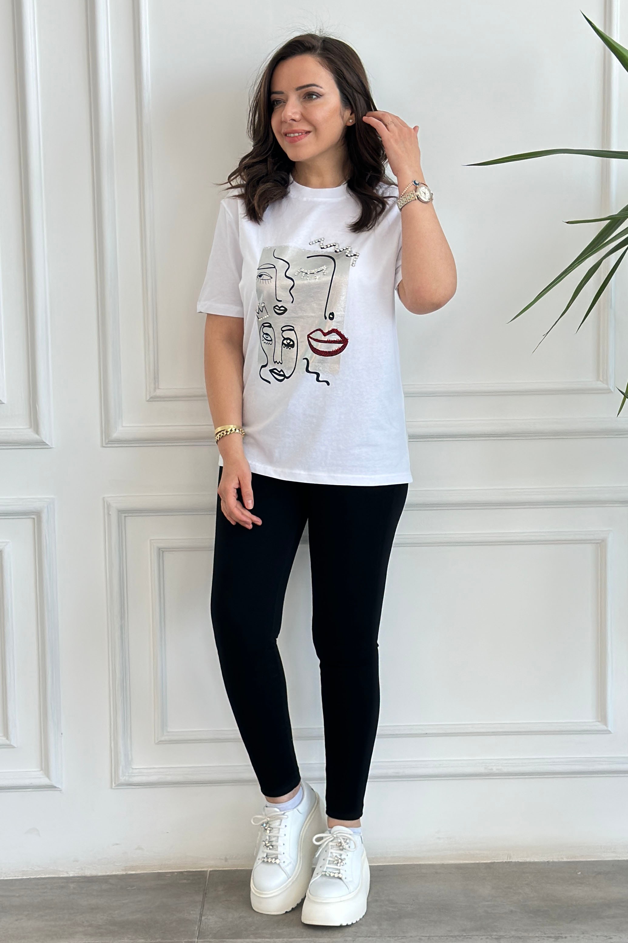 Önü Süliyet Baskılı Taş İşlemeli T-Shirt