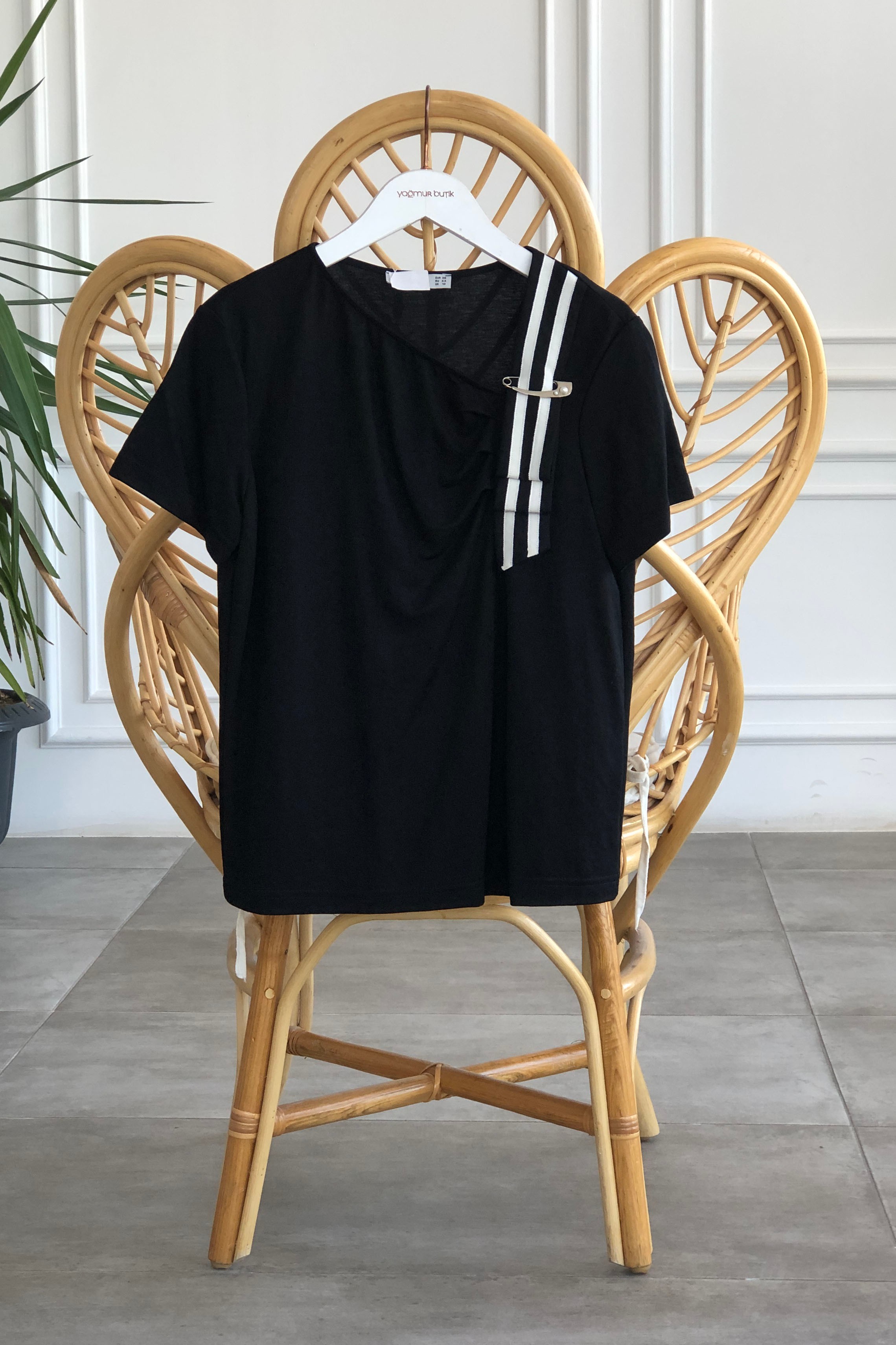 Asimetrik Yaka Göğüs Drapeli Şerit Ve Broş Detaylı T-Shirt