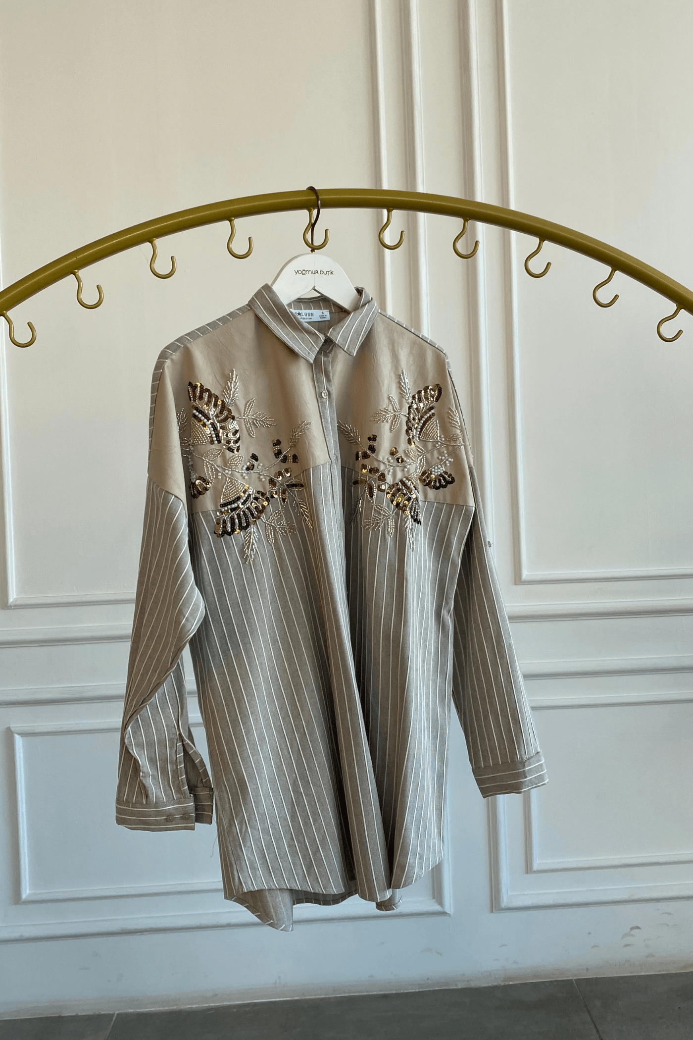 Pul Ve Boncuk İşlemeli Deri Detaylı Çizgili Gömlek