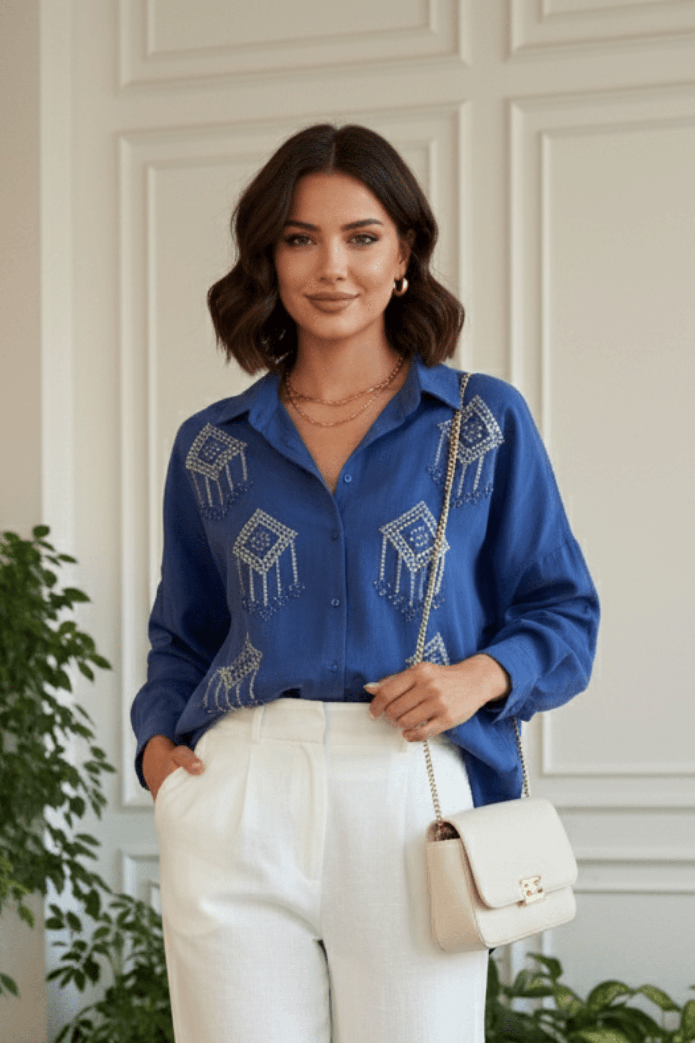 Önü Kare Boncuk İşlemeli Gömlek