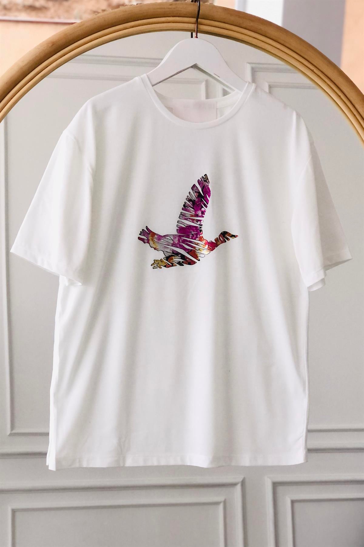 Renkli Kuş Baskılı T-Shirt