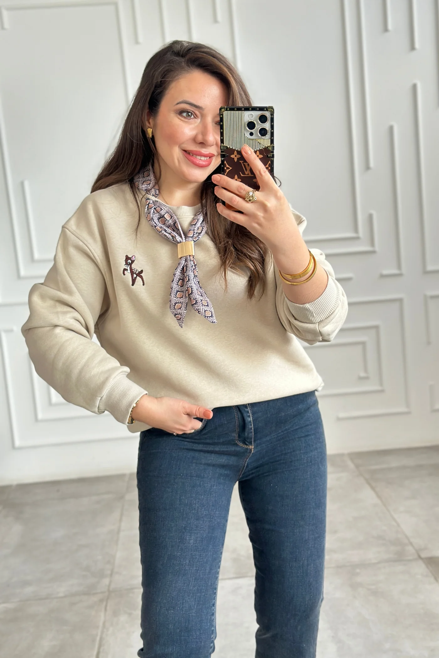 Geyik Nakış İşlemeli Yakası Fular Detaylı Sweat - BEJ