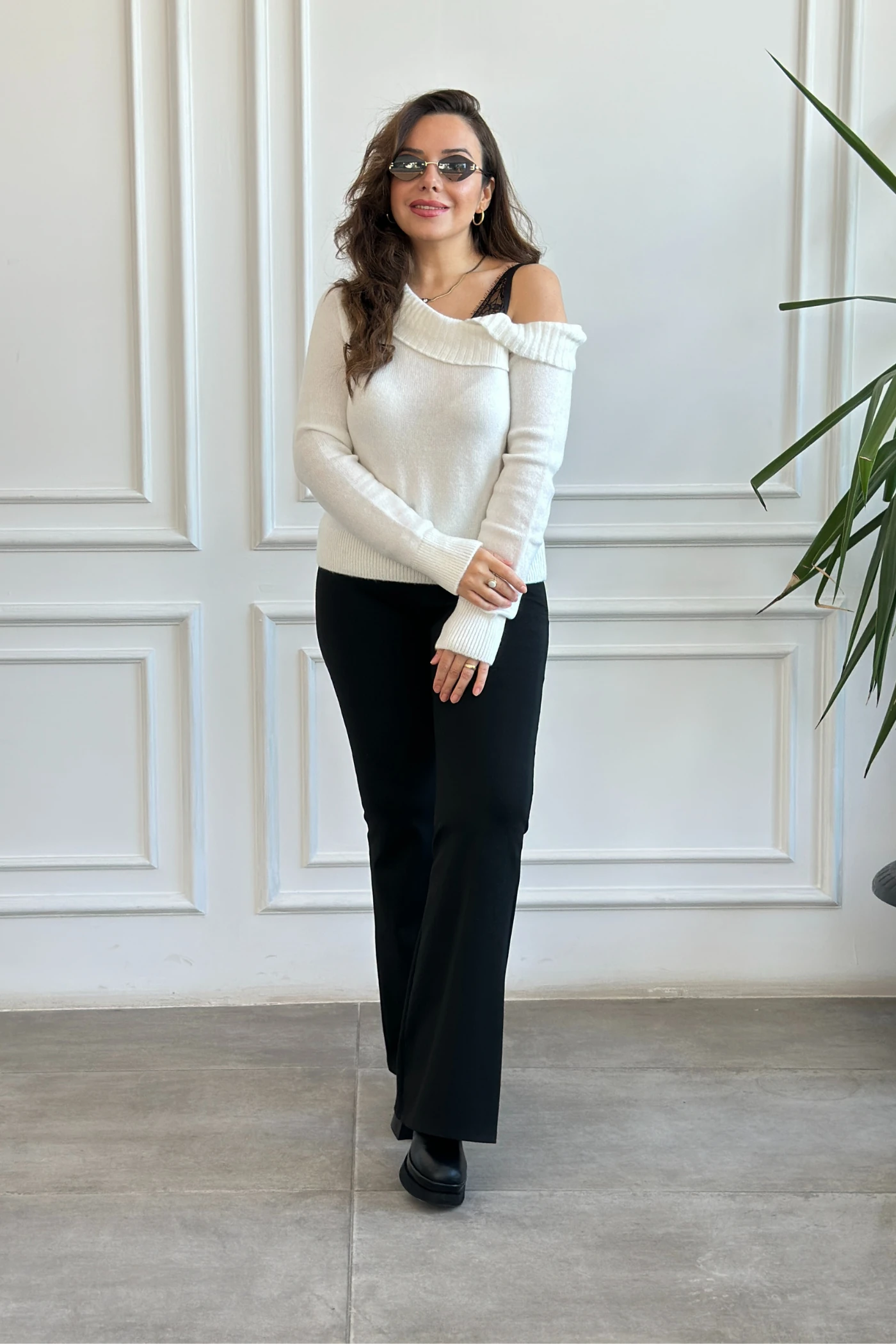 Omzu Açık Dantel Detaylı Kazak