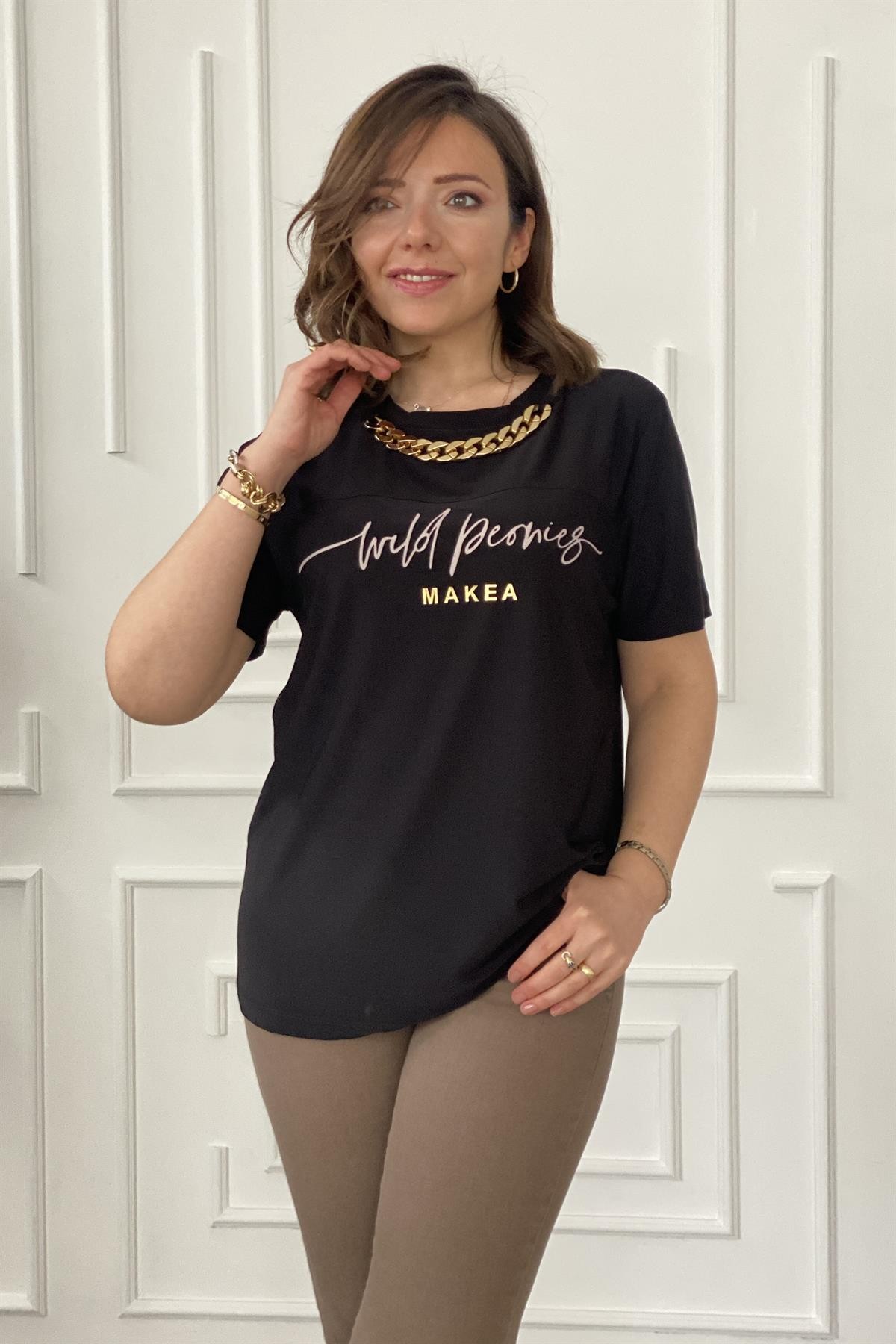 Yazı Baskılı Kolye Detaylı T-Shirt