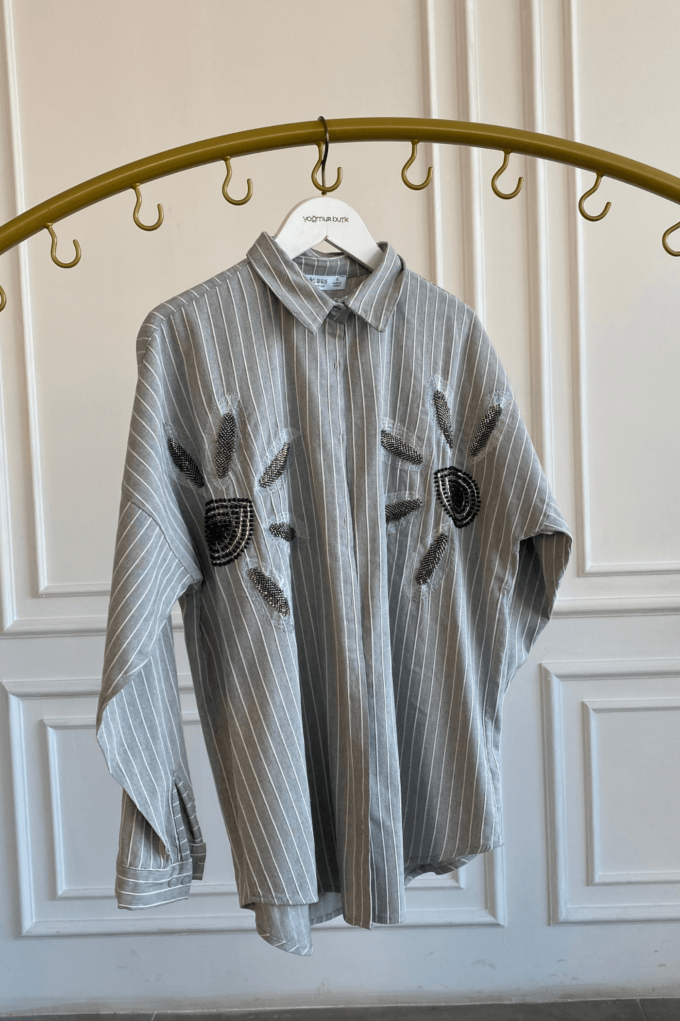 Önü Nakışlı Boncuk İşlemeli Çizgili Gömlek 