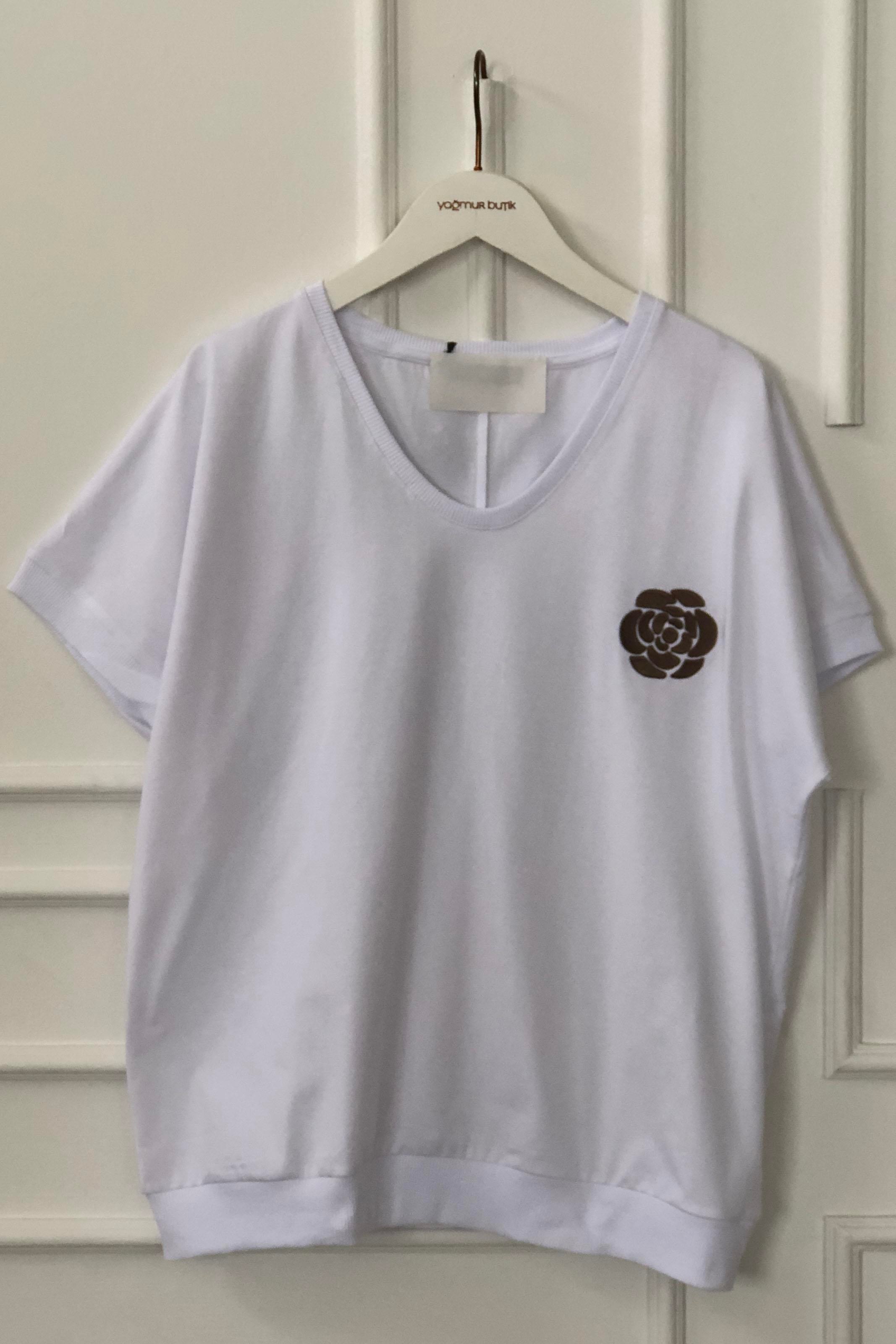 Önü Çiçek Nakış İşlemeli T-Shirt