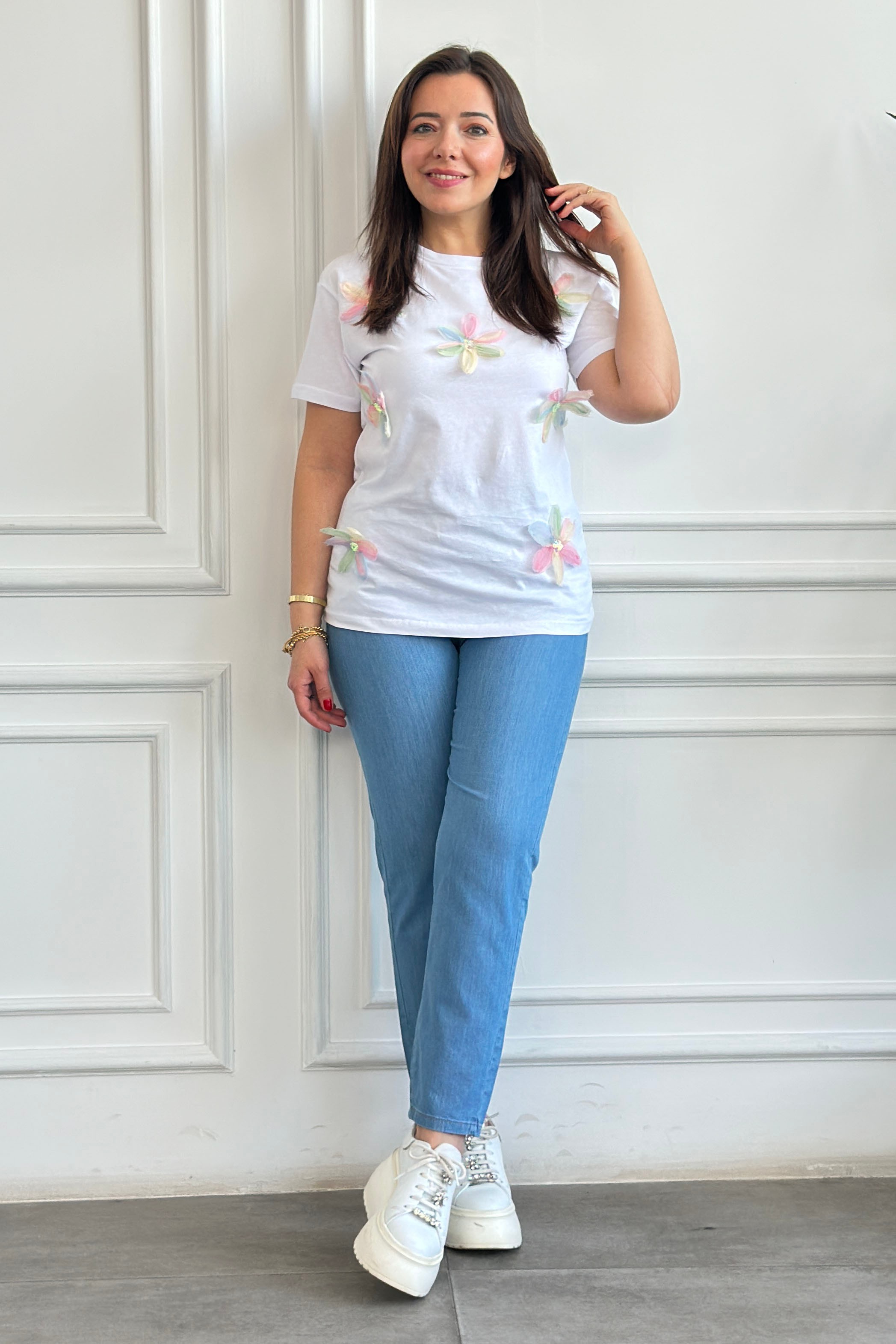 Önü Çiçek Detaylı T-Shirt