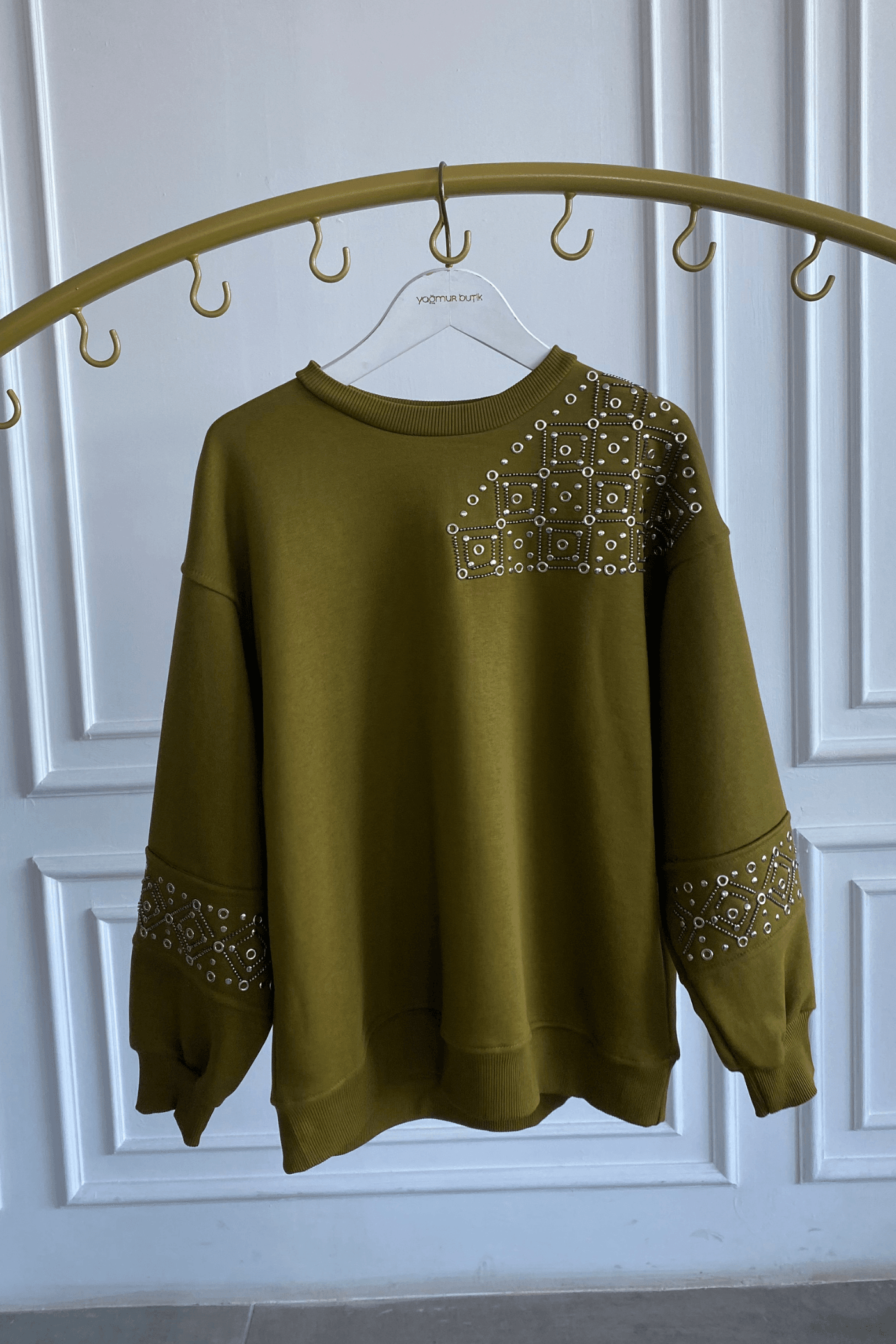 Tek Omzu Ve Kolları Zımba Boncuk Detaylı Sweat  
