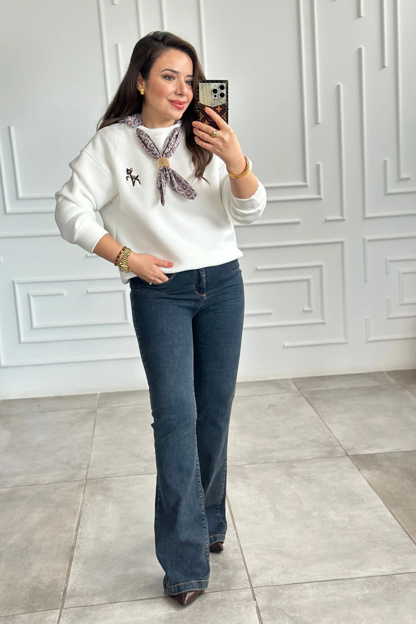 Geyik Nakış İşlemeli Yakası Fular Detaylı Sweat - BEYAZ