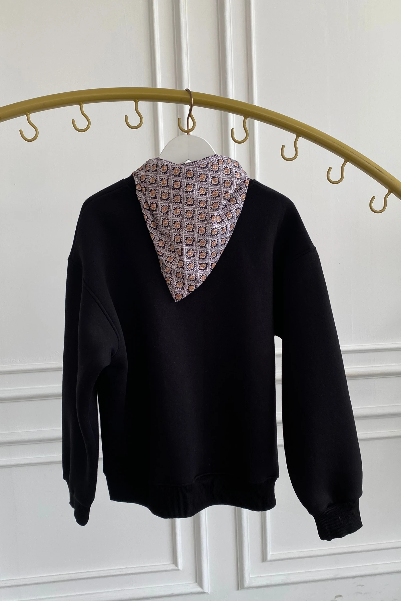 Geyik Nakış İşlemeli Yakası Fular Detaylı Sweat